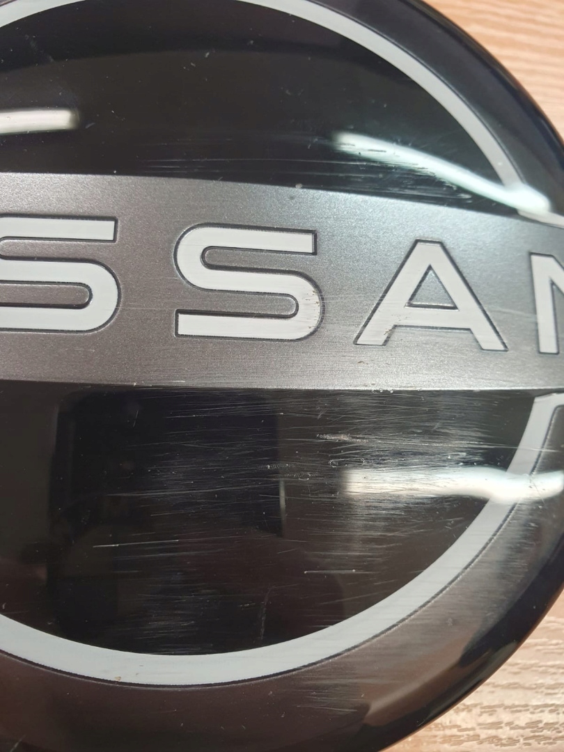 Znaczek emblemat logo radar grill przód NISSAN QASHQAI J12 XTRAIL T33 21- Stan opakowania oryginalne