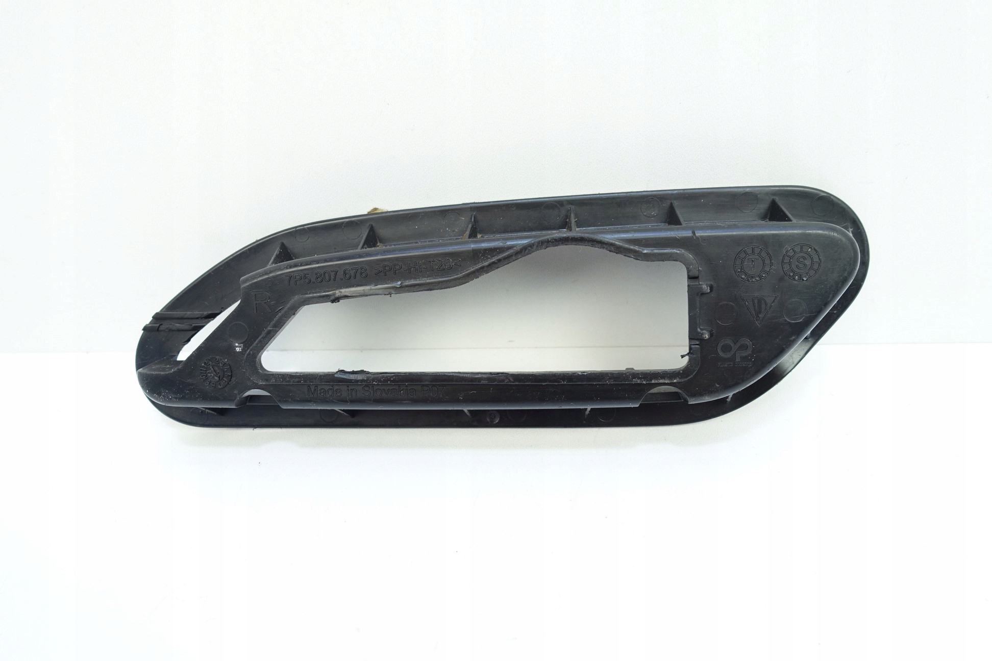 grid of a bumper right front PORSCHE CAYENNE 7P5807678