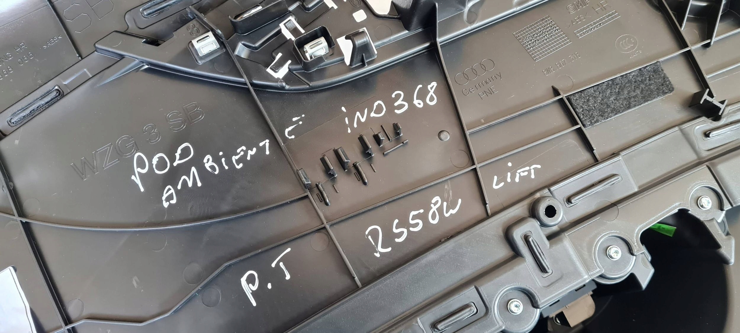 Audi OE 8W8867318