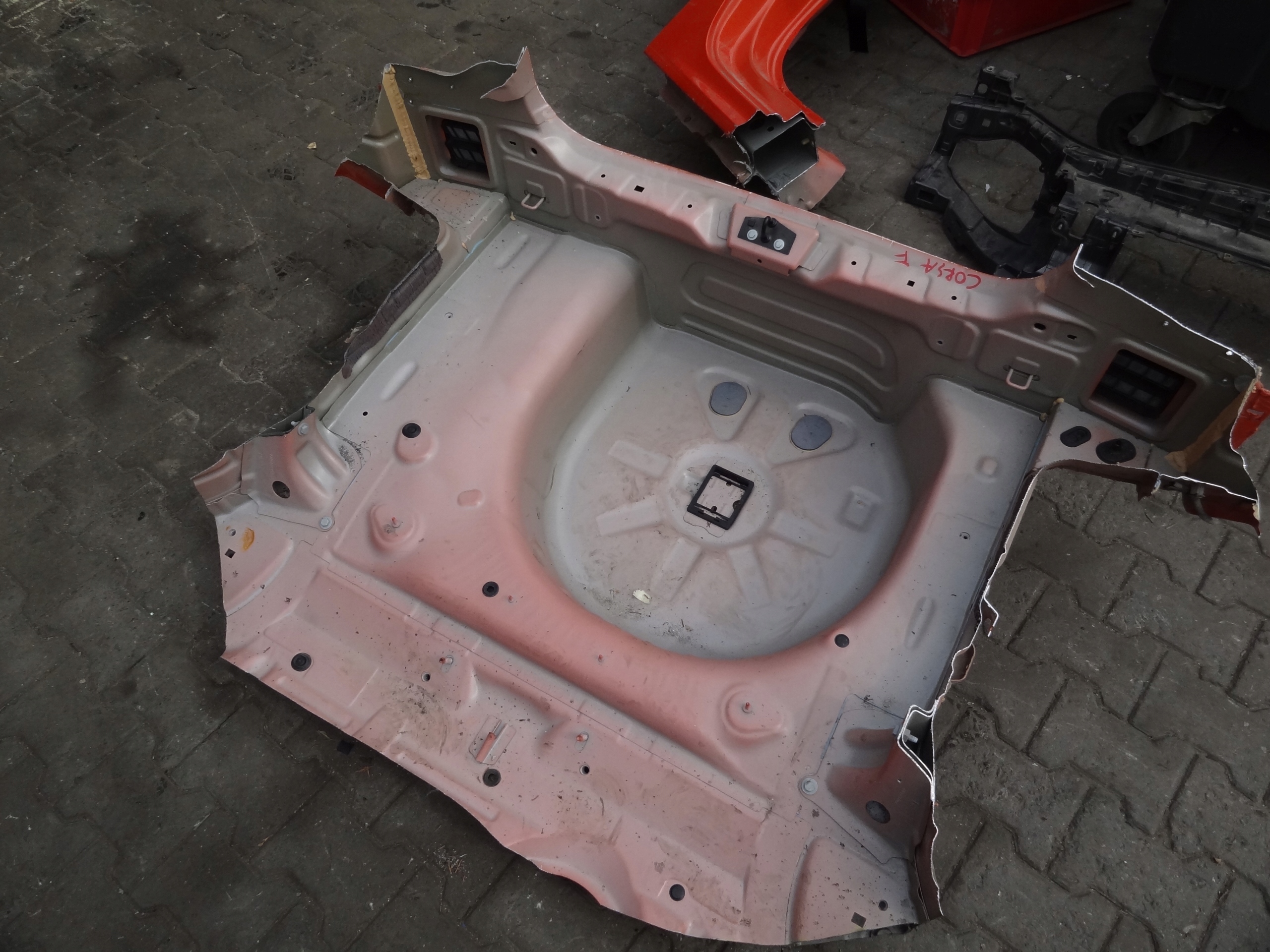 OPEL CORSA F 2020 5D PAS TYLNY Z PODLOGA SCIANA TYLNA ORYGINAL Waga produktu z opakowaniem jednostkowym 2 kg