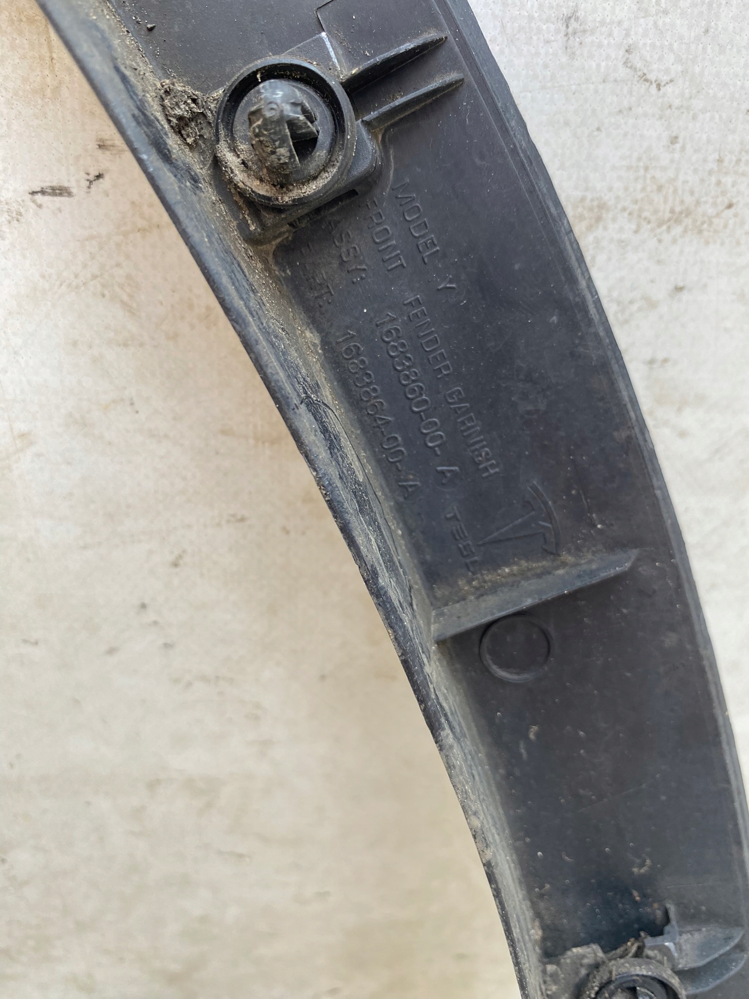 TESLA Y moulding for fender right front 1683860-00-A