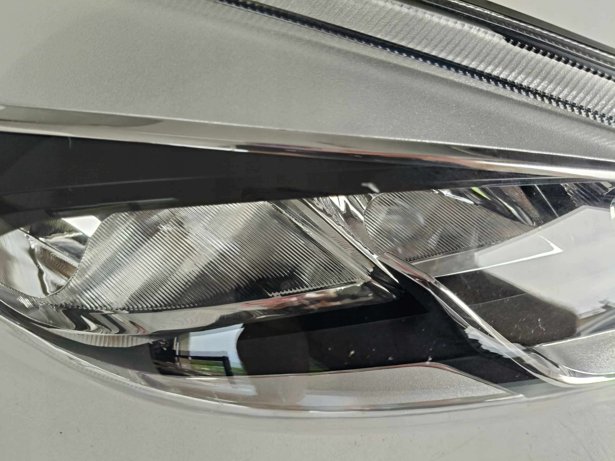 light right REFLEKTOR FORD FIESTA MK8 17