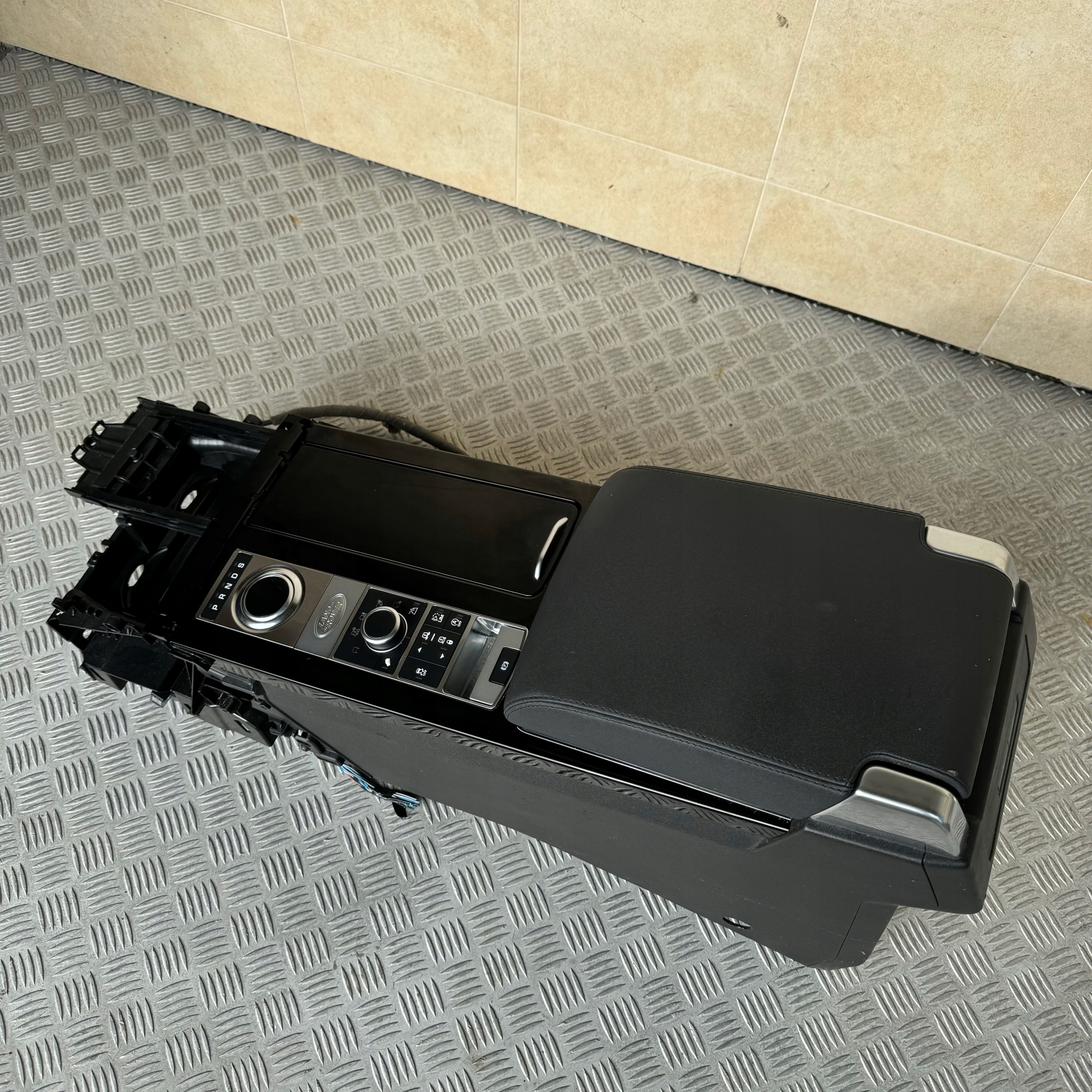 ARMLEHNE TUNEL BEDIENTEIL LAND ROVER DISCOVERY V 2017 ROK