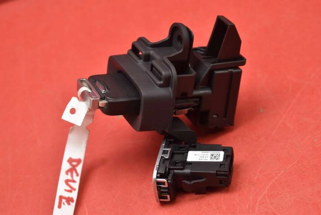 ignition key button 28227917 VOLVO V60 1 and 1.6 D 115 KM 10-13