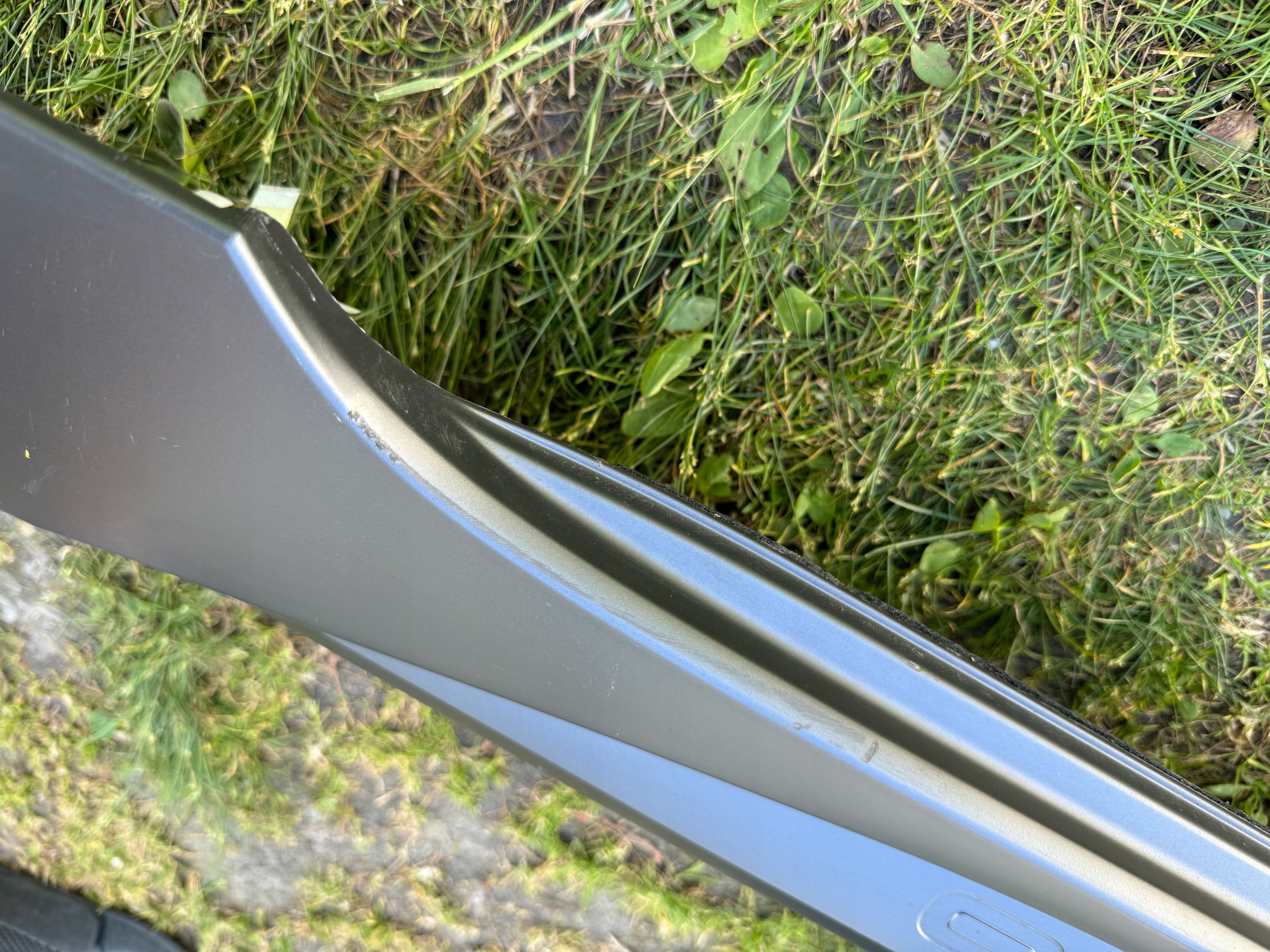 LISTWA PROGOWA PRAWA NAKŁADKA AUDI A6 C8 ALLROAD 4K9 Kolor szary