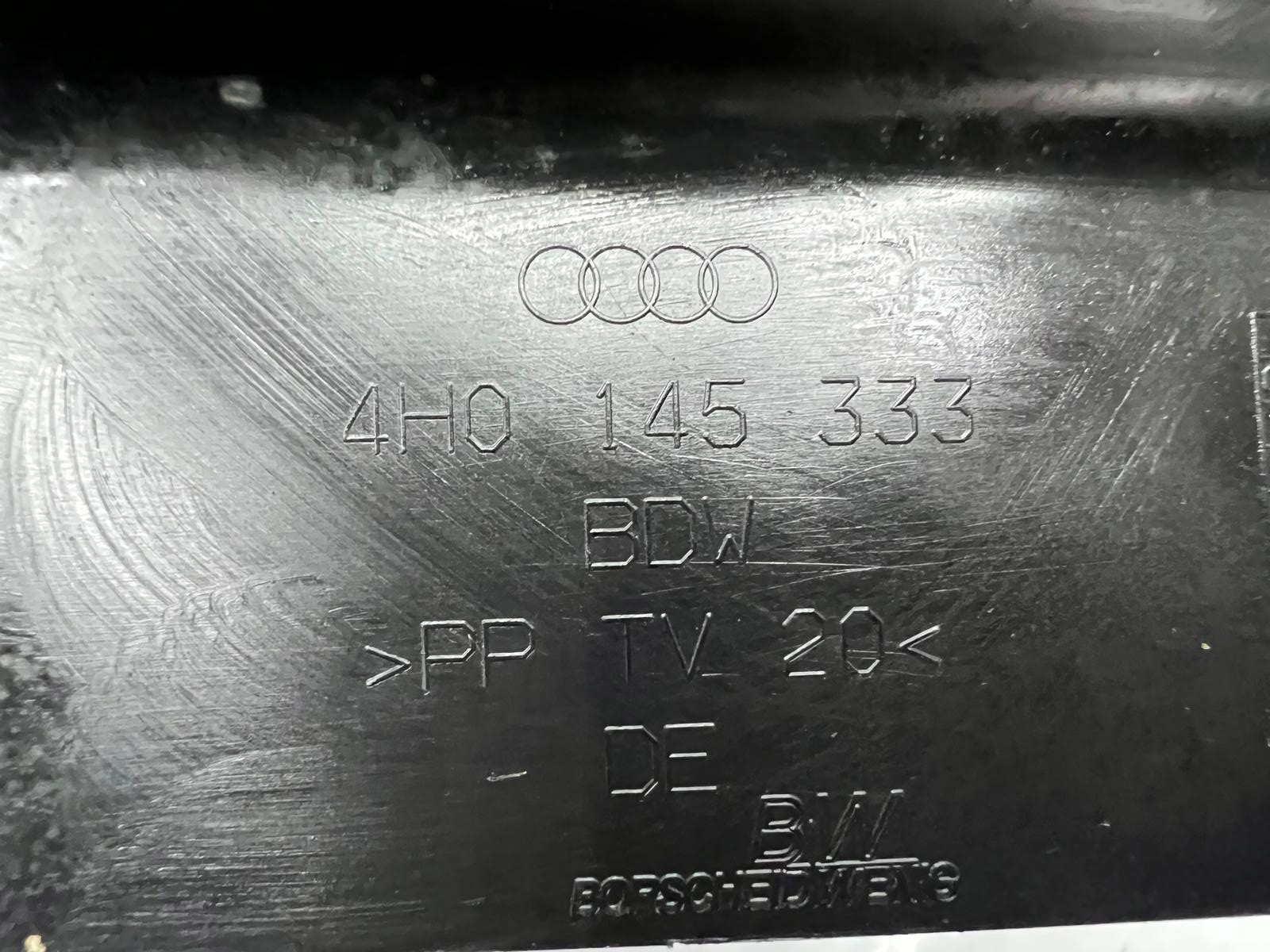 дефлектор левый впуск охлаждения воздушный Audi A8 D4 4.2 tdi 4H0145333