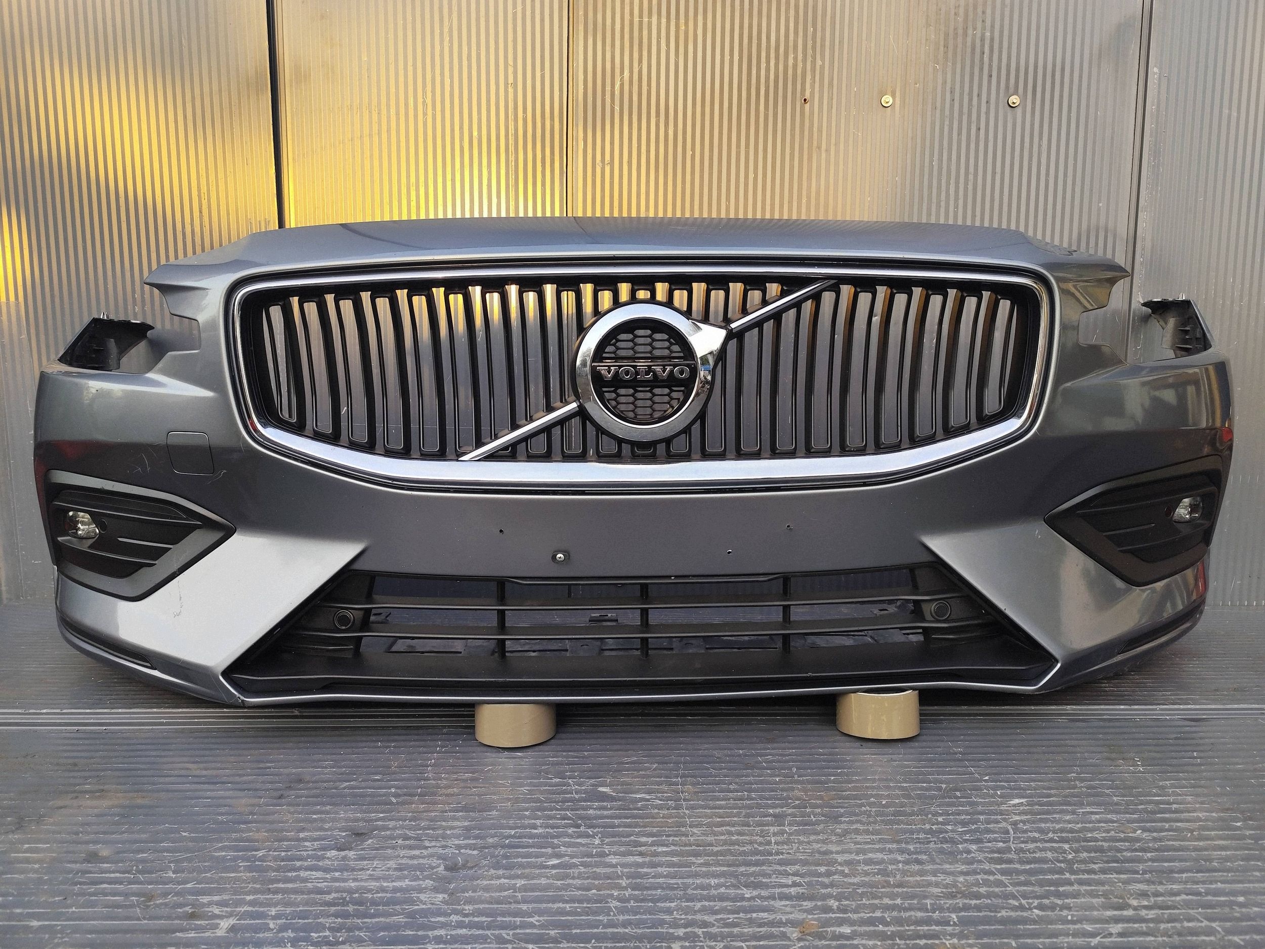 VOLVO V60 II lökhárító elülső 4xPDC teljes bontott
