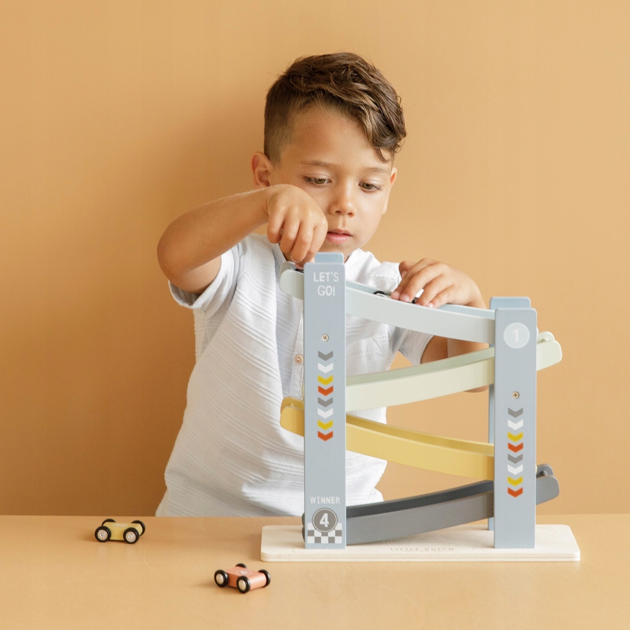 DREWNIANA ZJEŻDŻALNIA DLA AUT BŁĘKIT LITTLE DUTCH Wysokość produktu 28 cm