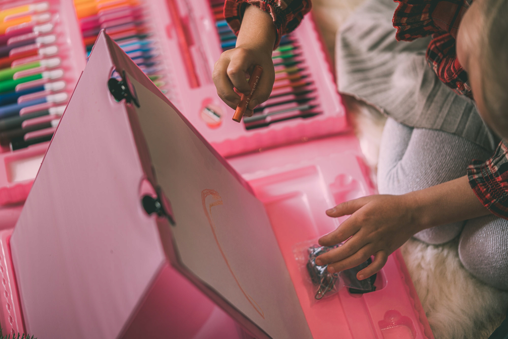 ZESTAW DO MALOWANIA DLA DZIECI DZIEWCZYNEK ARTYSTYCZNY PLASTYCZNY WALIZKA Kolor Odcienie różu Wielokolorowy