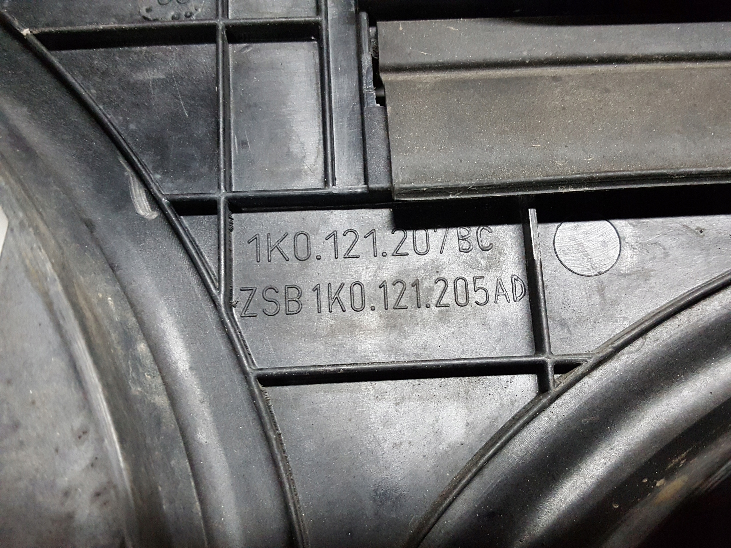 SKODA OCTAVIA 2 II 2.0 TDI CEG WENTYLATORY CHŁODNICY 1K0121207BC Producent części Skoda OE