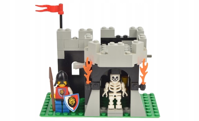 LEGO Castle 6036 Skeleton Surprise