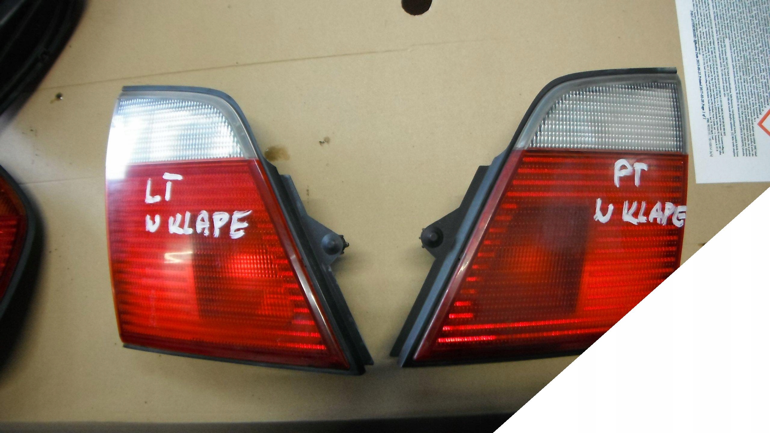 PRIMERA P11 KOMBI 96-02 LAMPA LEWA TYLNA W KLAPĘ