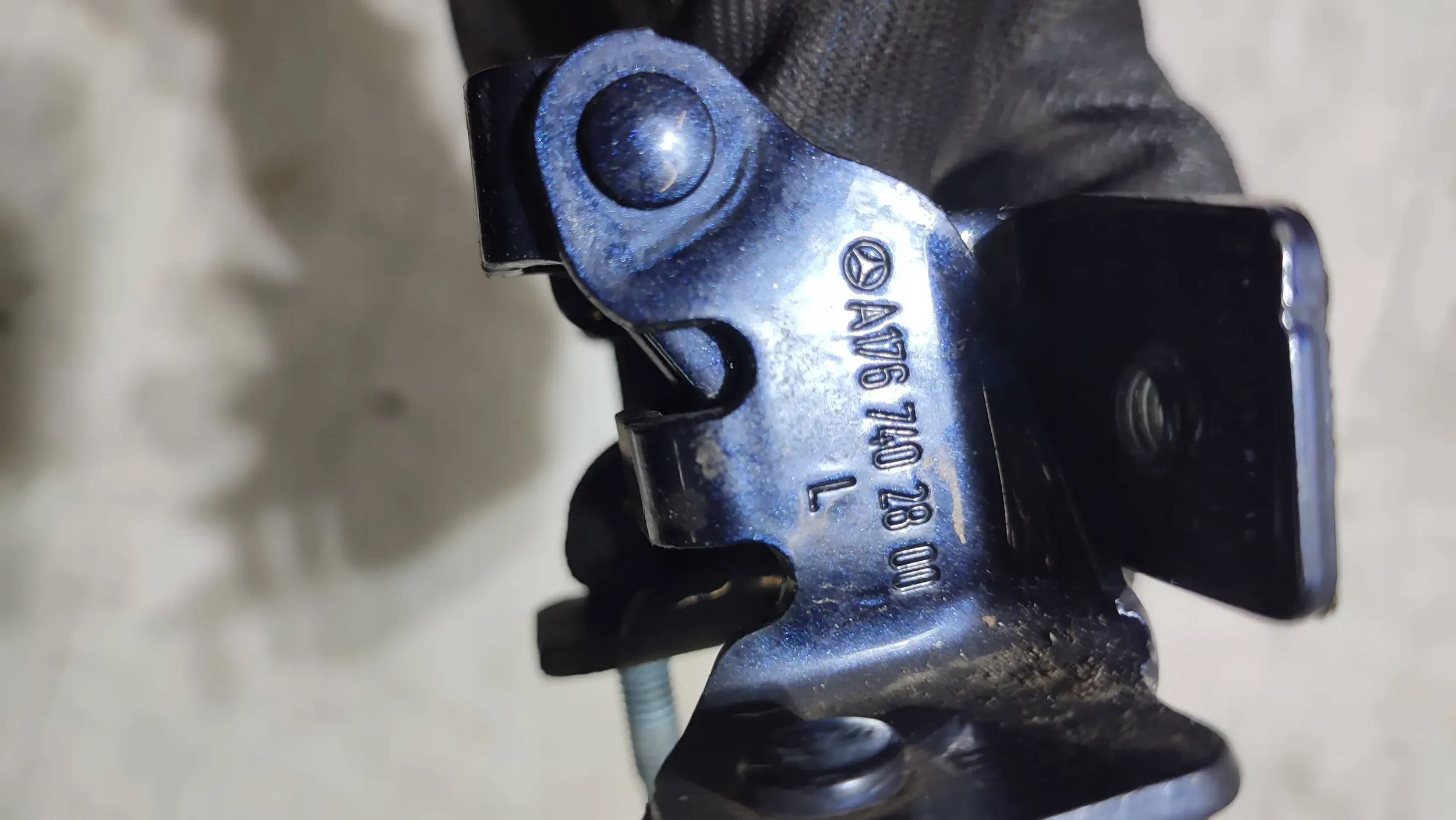 Mercedes-Benz A-classa W176 17r. 1.5cdi hinge bonnet rear part