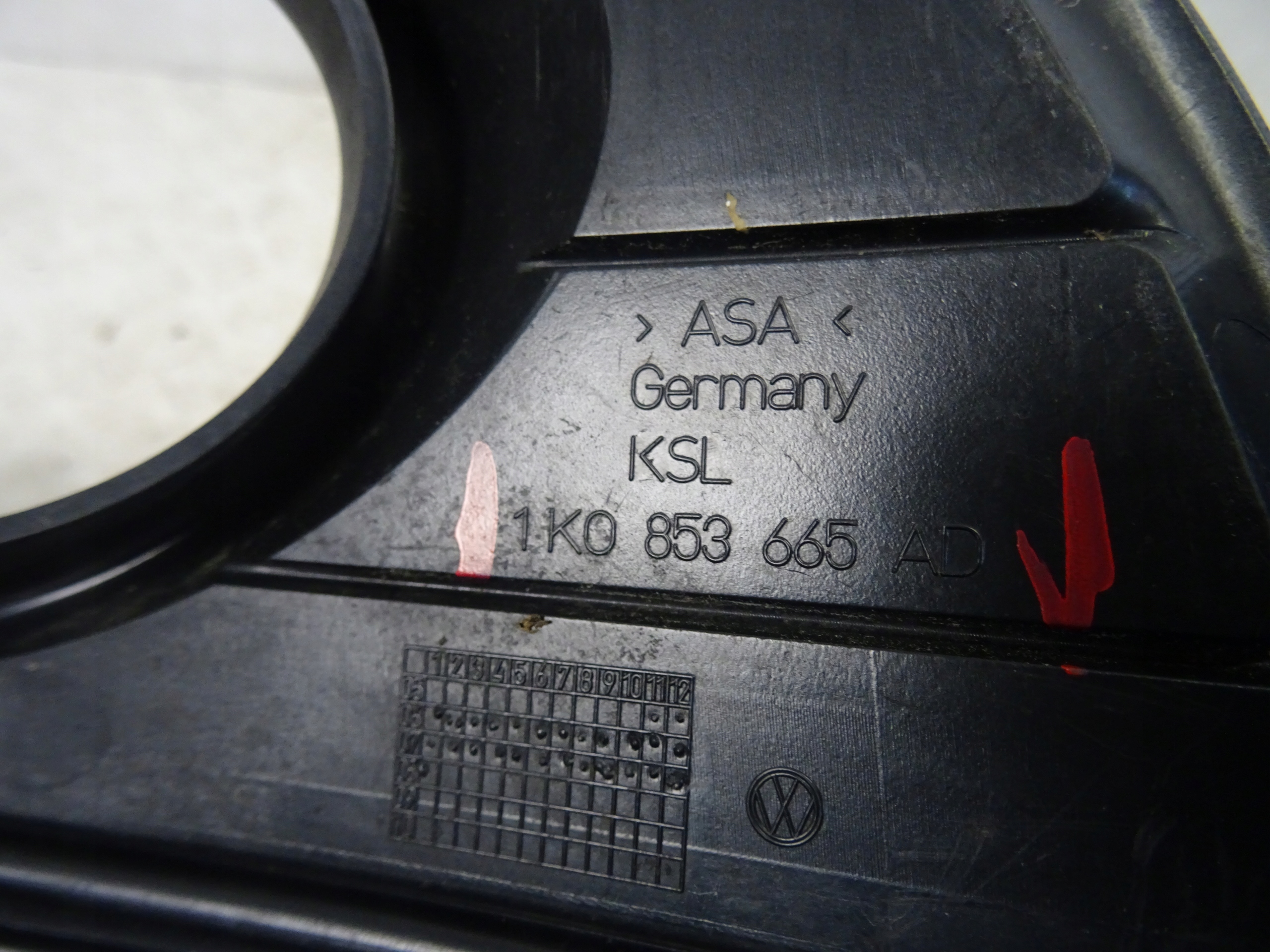 grid of a bumper front front left VW GOLF V GT 1K0853665AD
