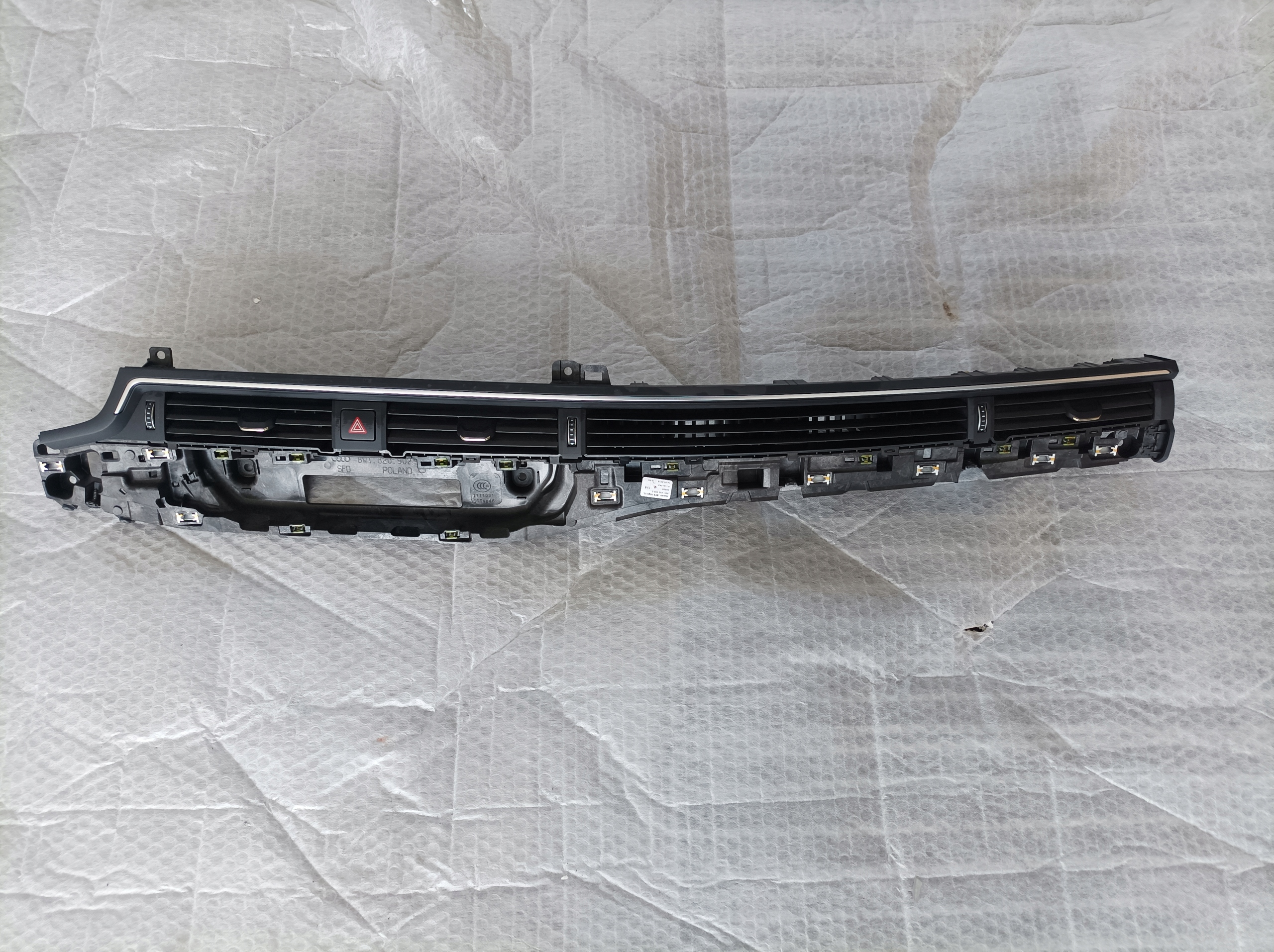 8W1820902C - AUDI A4 B9 8W вентиляционная решетка 8W1820902D
