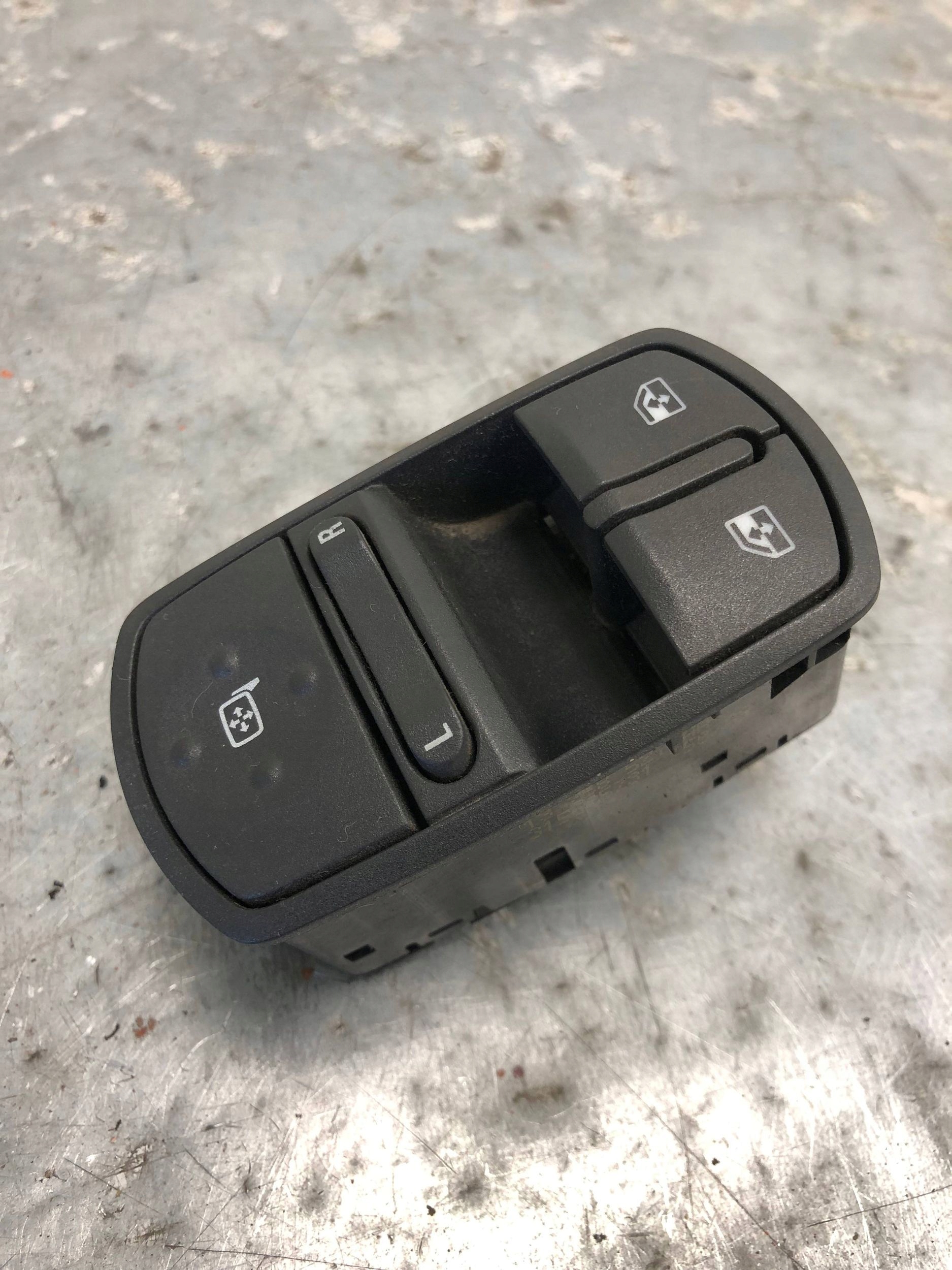 window control switch left front OPEL CORSA D 13258521