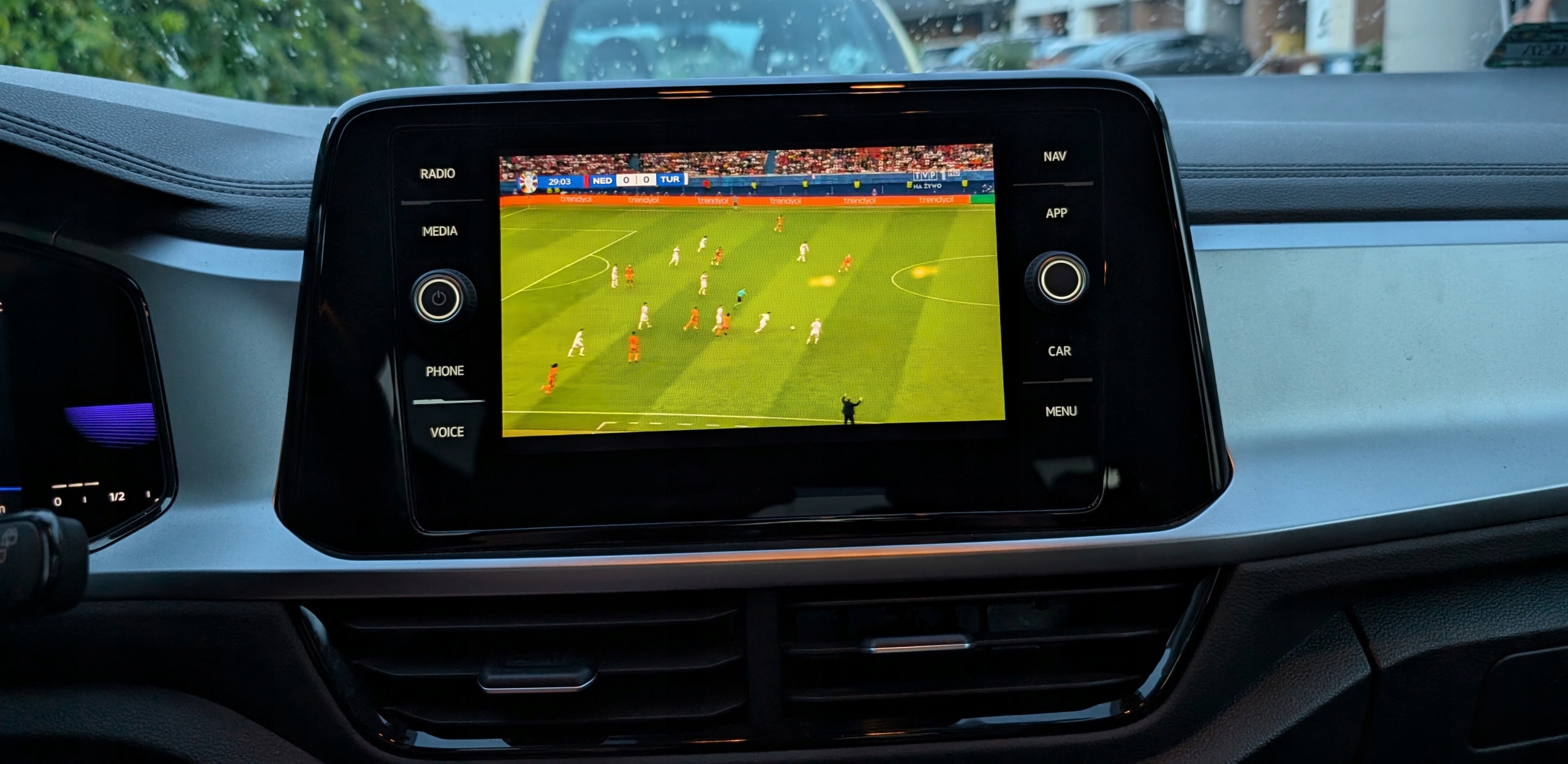 MULTIMEDIALNY ADAPTER NAVTRON CARPLAY ANDROID AUTO FILMY MUZYKA MAPA NOWOŚĆ Złącza USB