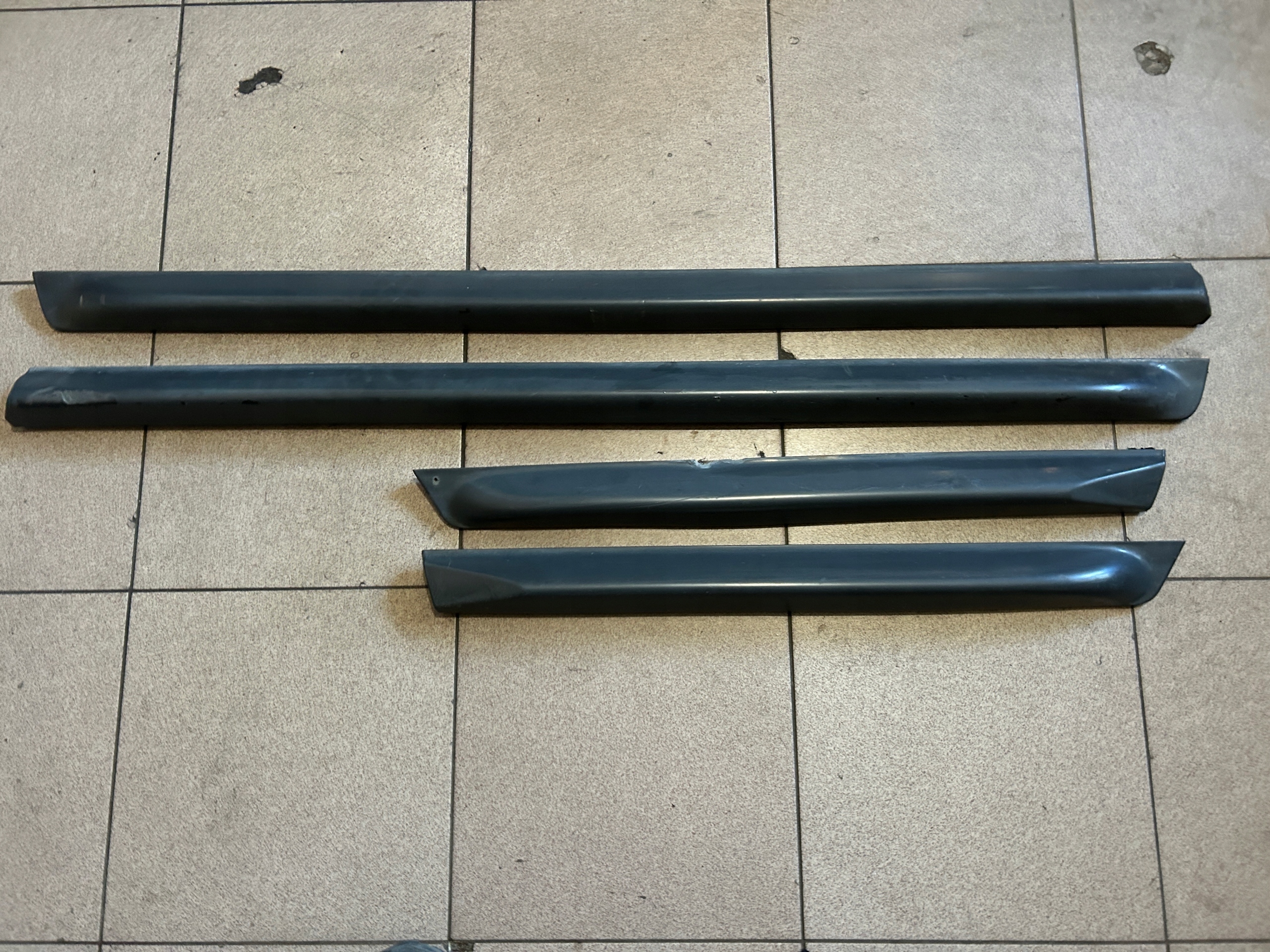 LISTWA LISTWY SZEROKIE DOLNE DRZWI AUDI A6 S6 C5 KOMPLET