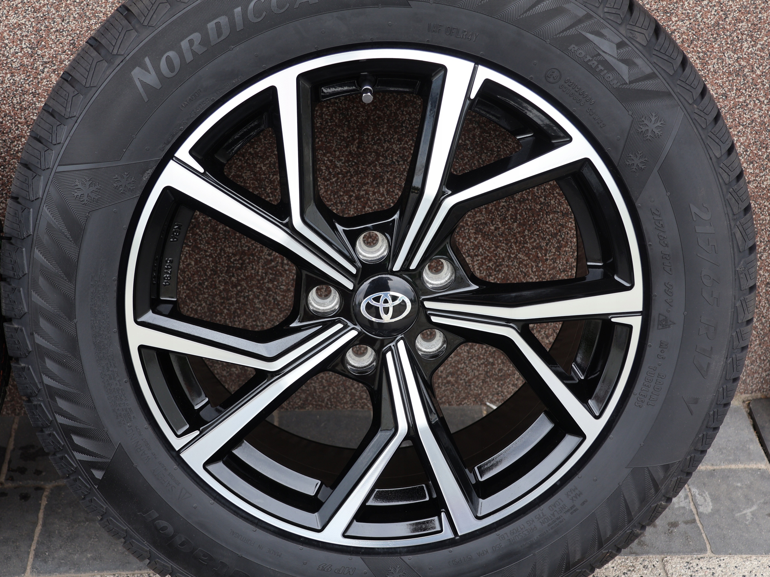 TOYOTA YARIS CROSS KOŁA ZIMOWE 215/55R17 NOKIAN CZUJNIKI CIŚNIENIA Szerokość felgi 6.5