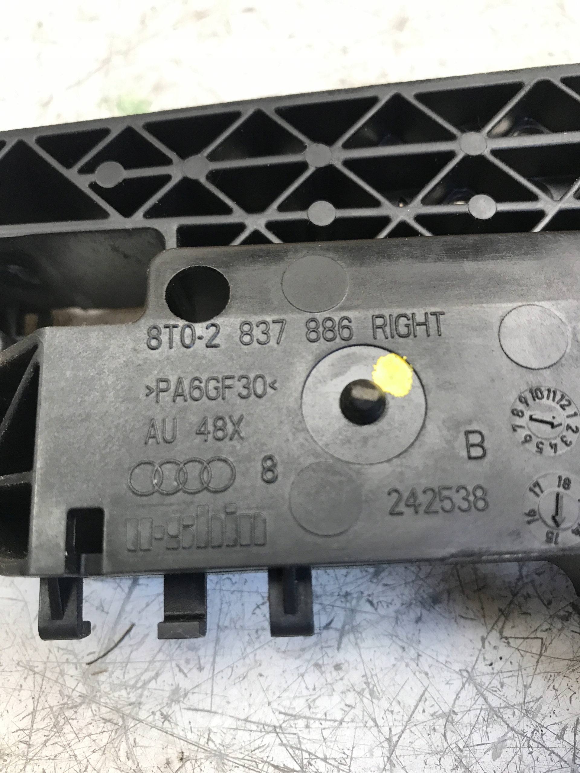 handle right front AUDI A4 B8 LIFT 8T0837886