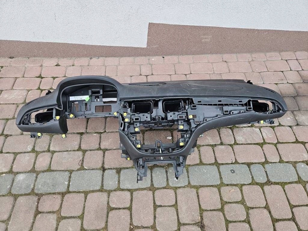 dashboard console cockpit wystrzelona Opel Corsa E