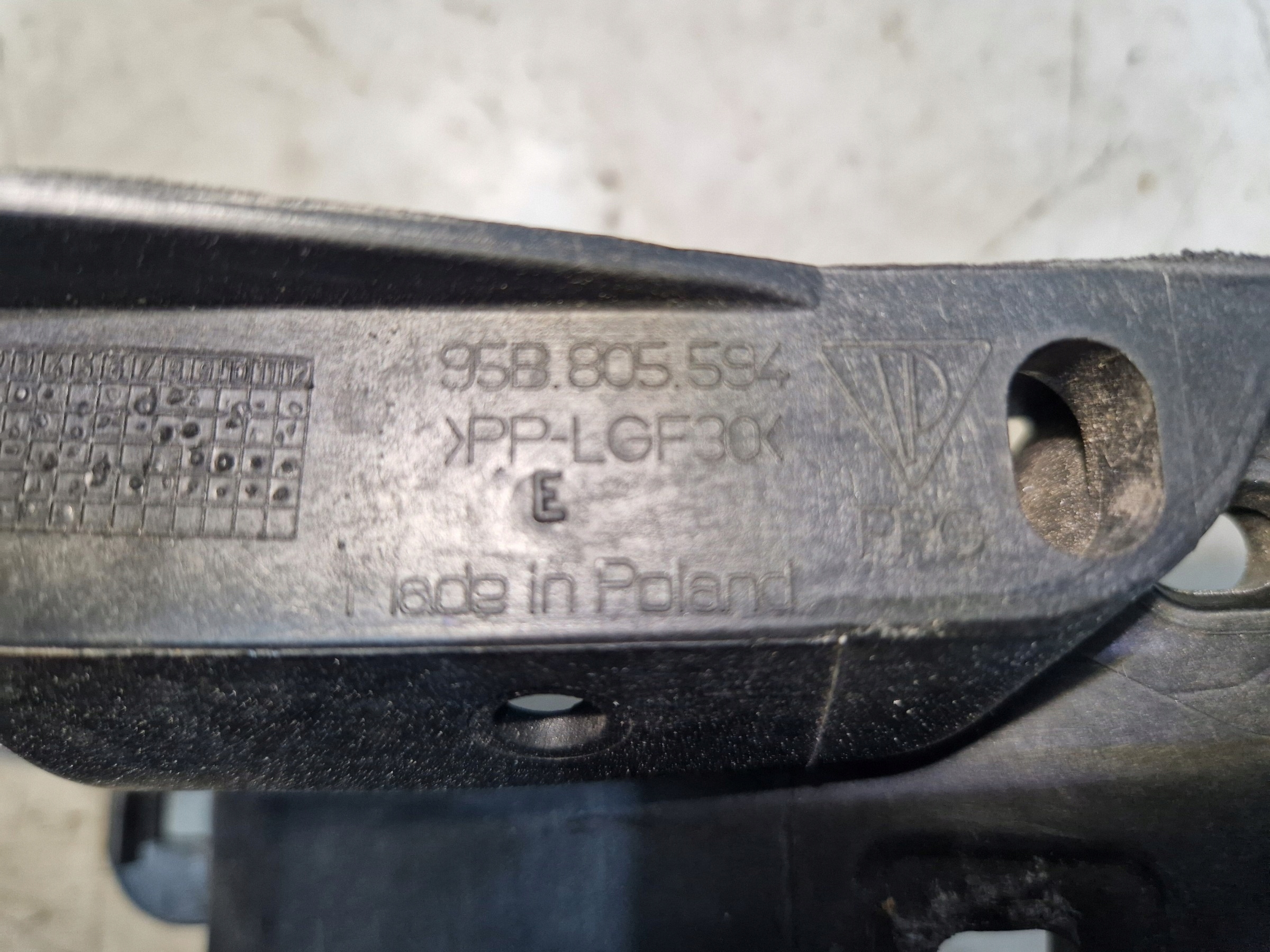 PORSCHE MACAN 2015 95B right OKULAR supports pillar 95B805594