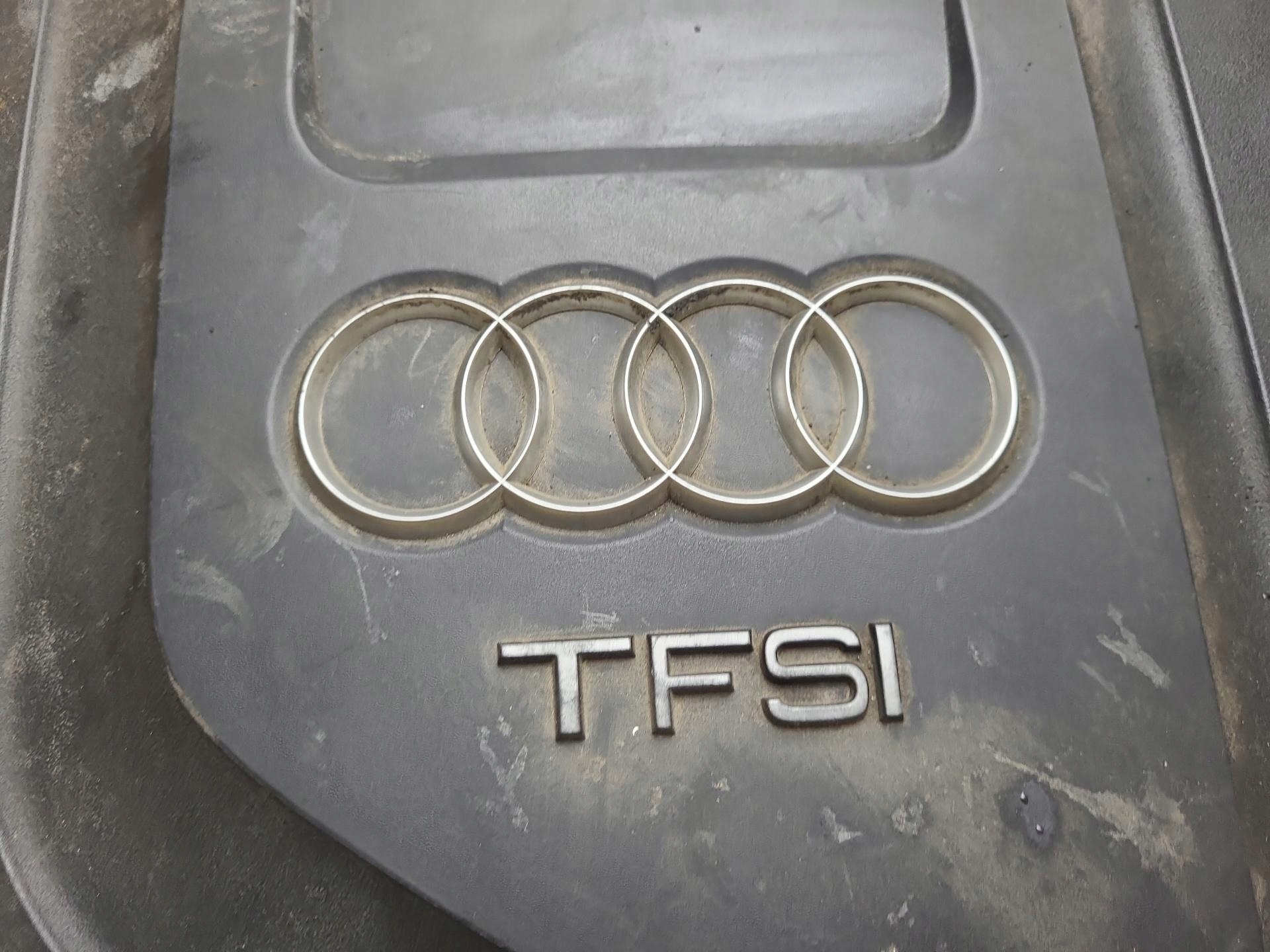 cover upper of the engine Audi A4 B8 2011 06J103925