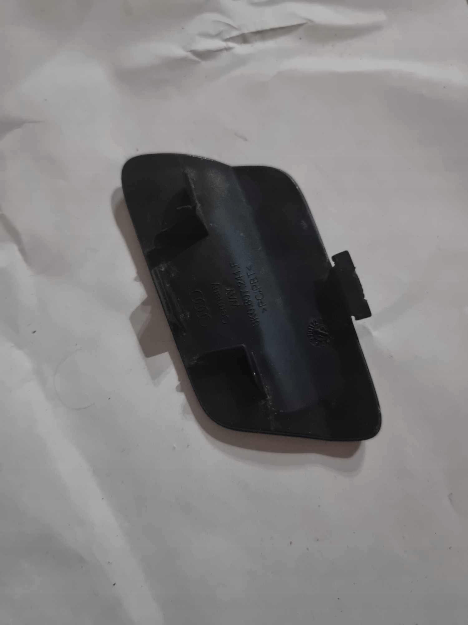AUDI RS4 8K0 B8 -> Abschleppöse der Stoßstange vorne 8K0807241F