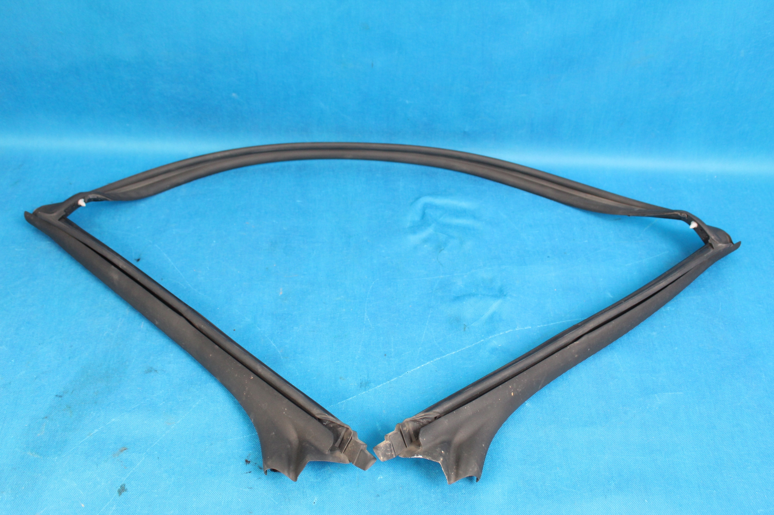 2GC871465A - VW T-ROC КАБРІОЛЕТ ПРОКЛАДКА ДАХУ ПЕРЕДНЯ 21R