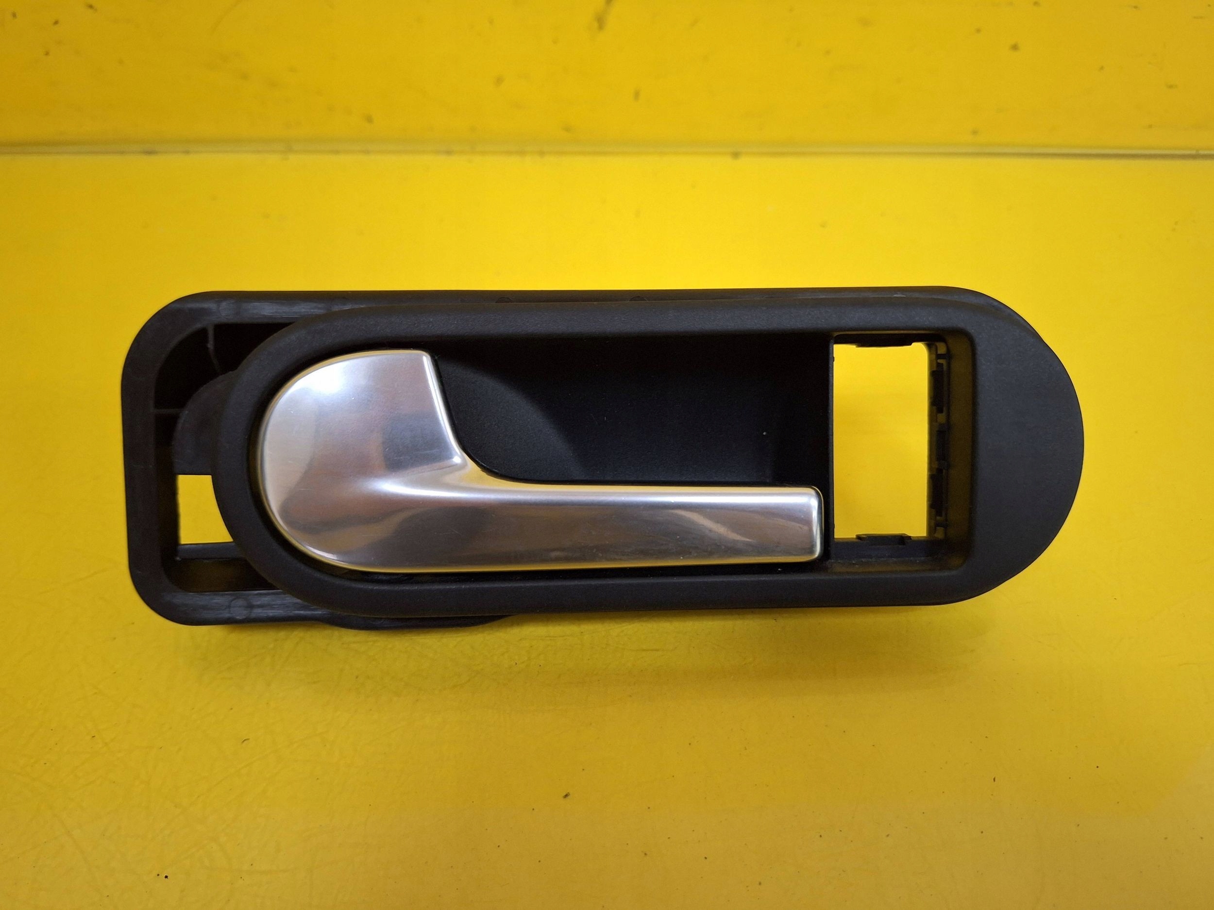 ручка двери внутренняя vw Golf V PLUS 5M0837197 NR13