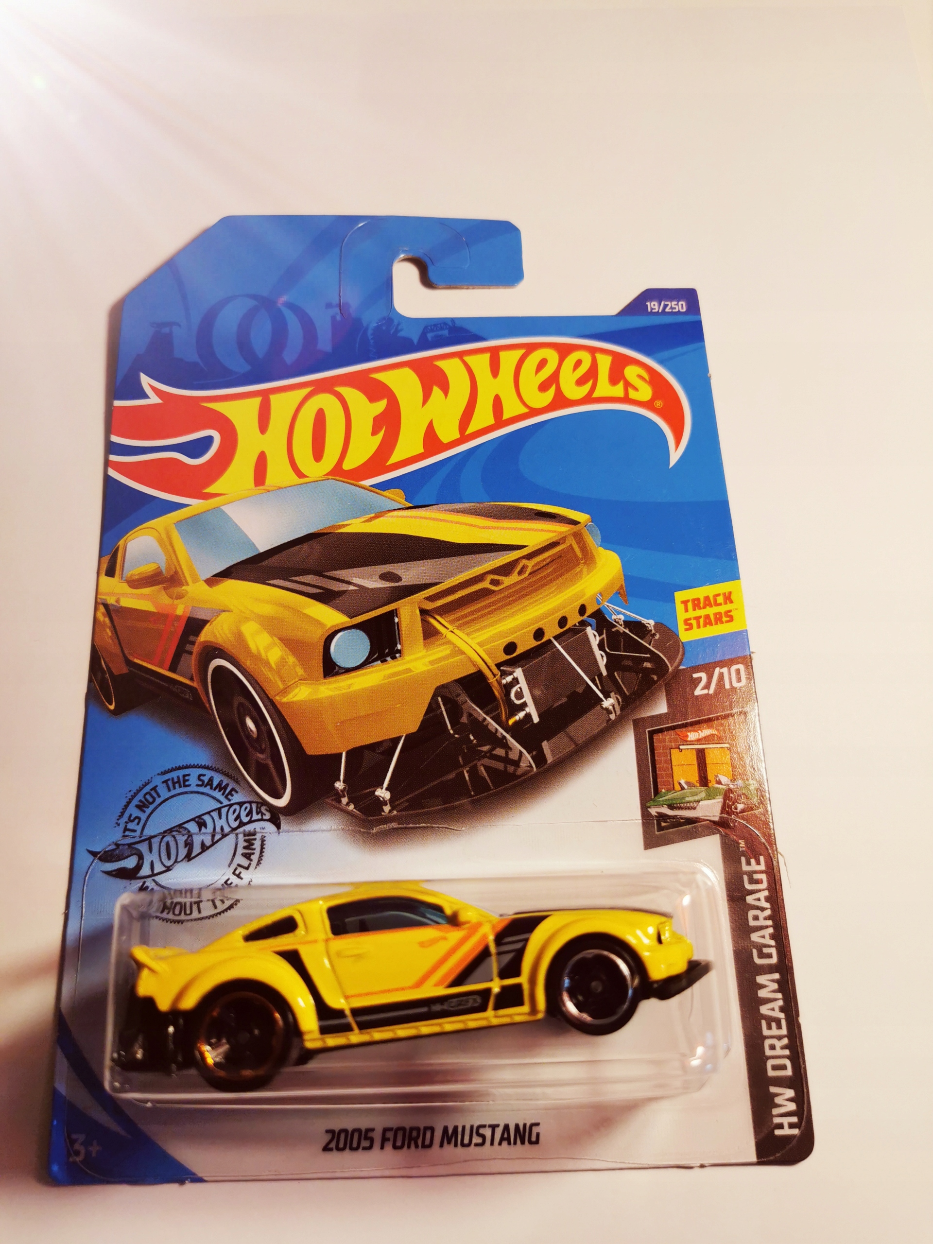 

hot wheels 2005 Ford Mustang Dream Garage 2/10
