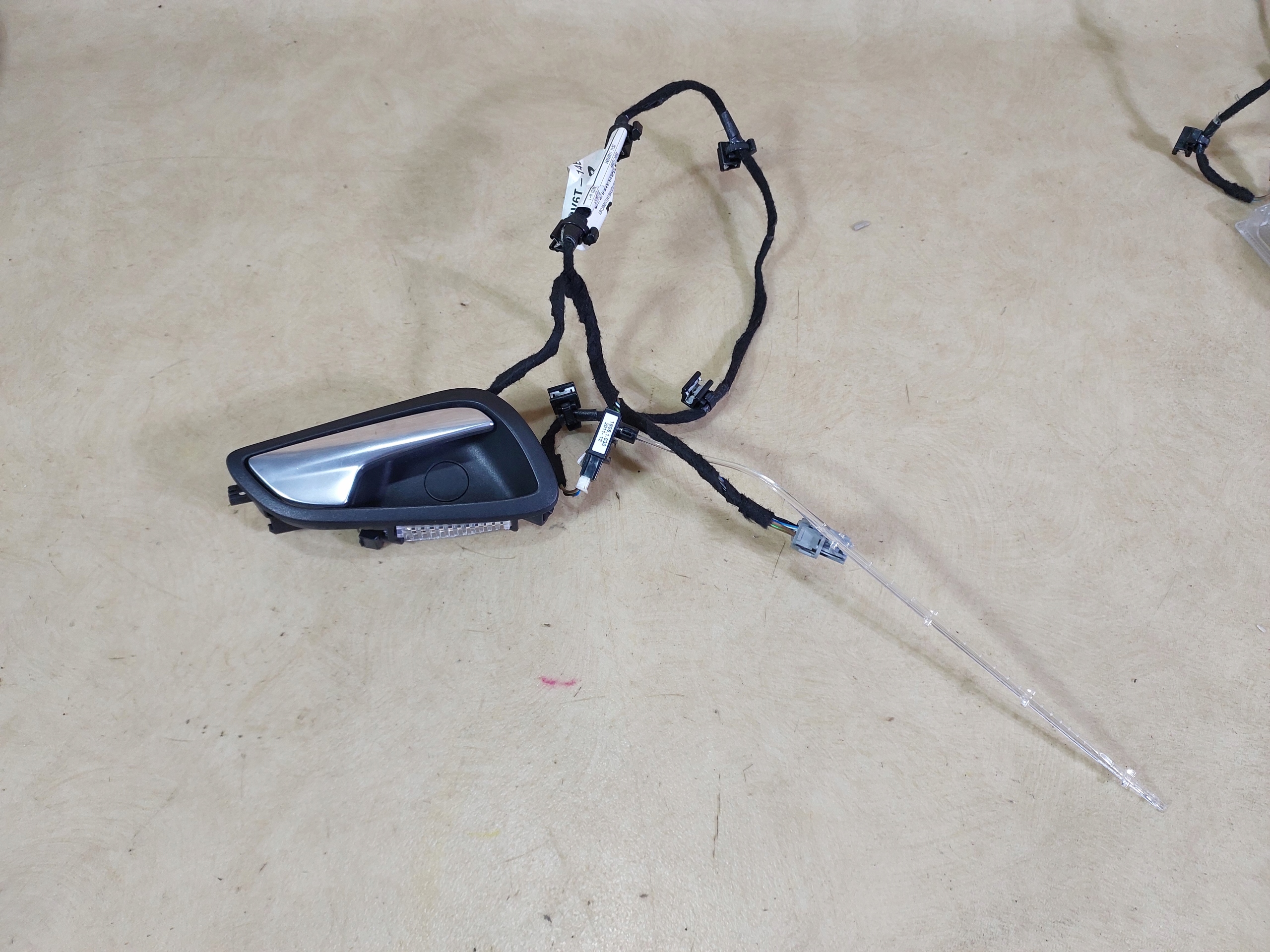 AM5113D775AA - FOCUS MK3 ПІДСВІЧУВАННЯ РУЧКИ ЯЩИКА РУКАВИЧКИ ПЕРЕДНЯ ПРАВА