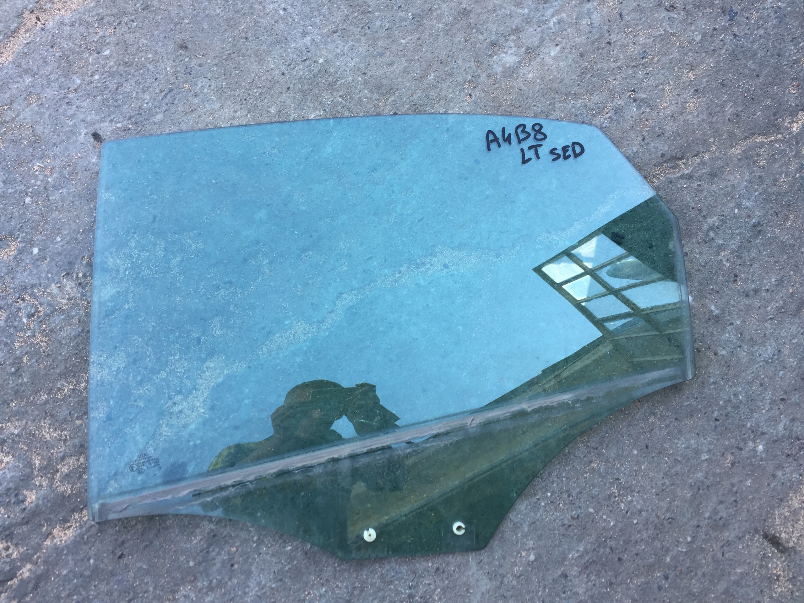 AUDI A4 B8 sedan window side door left rear part 2009