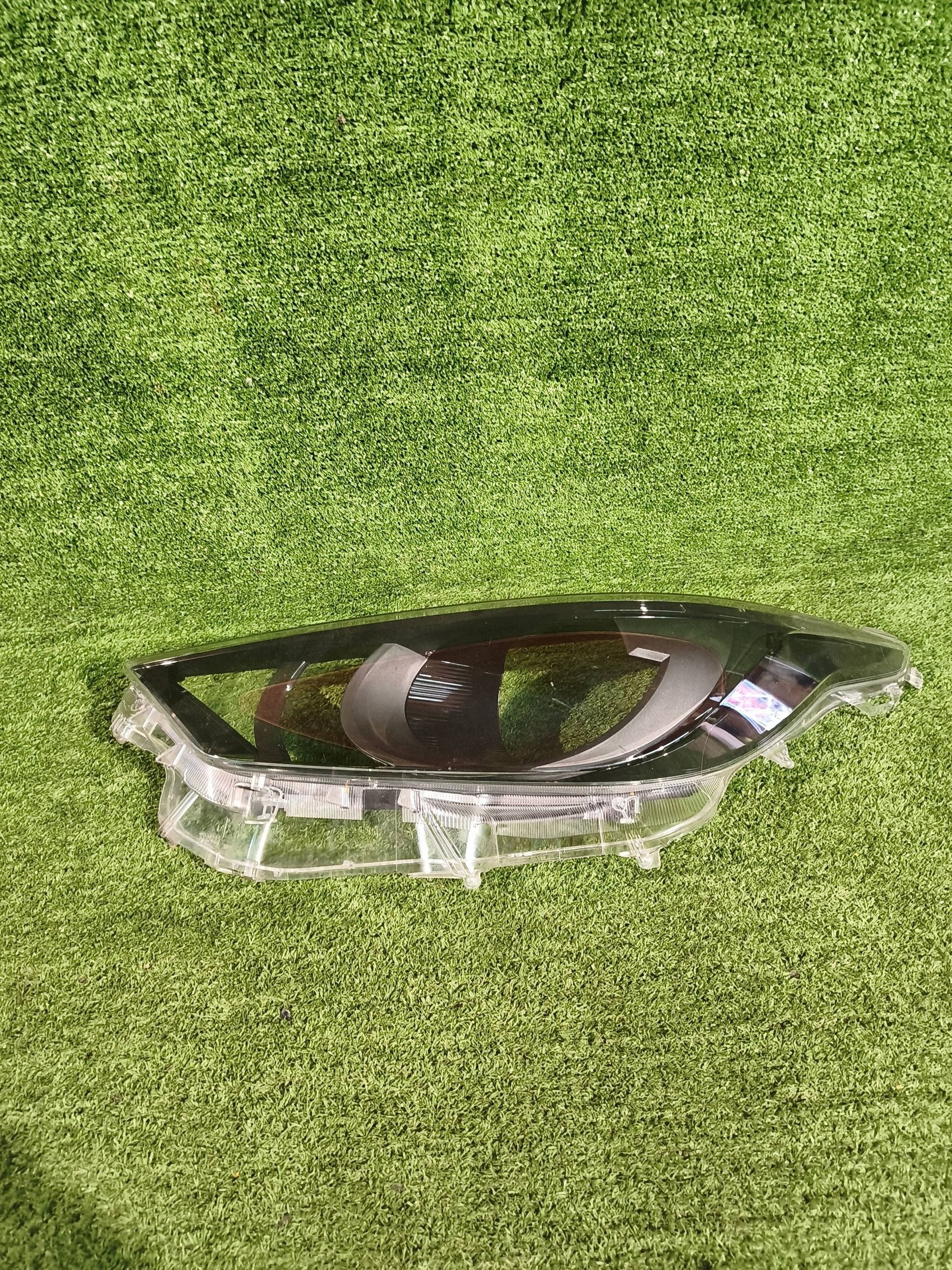 lamp lens REFLEKTORA left front TOYOTA YARIS IV 20- NR.R1502