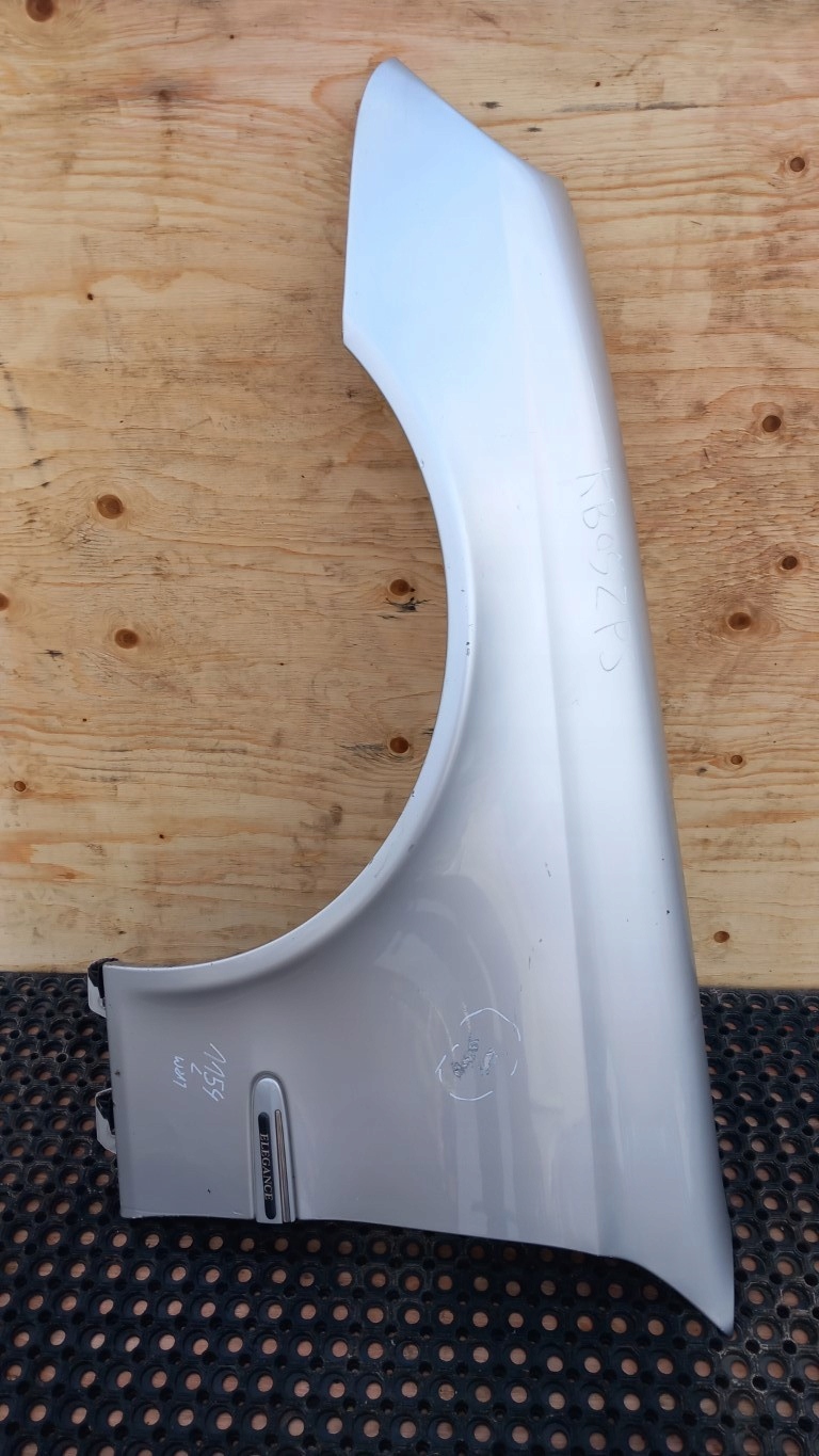 MERCEDES W211 SEDAN BŁOTNIK PRZÓD LEWY 744