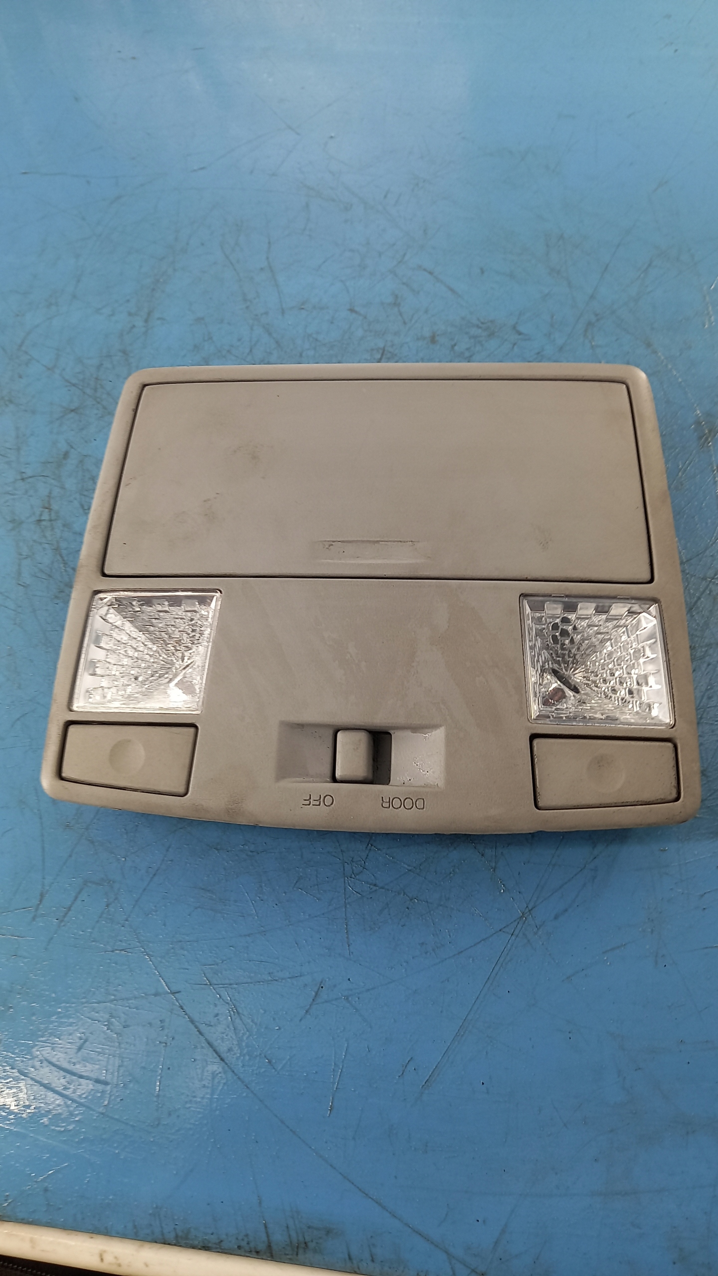 OŚWIETLENIE KABINY MAZDA 5 06R