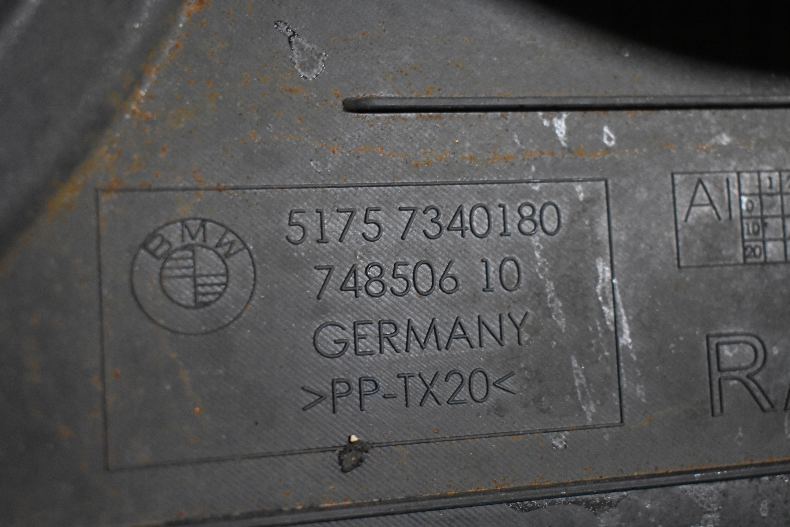 IDEALNA cover chassis right BMW G11 G12 1 9