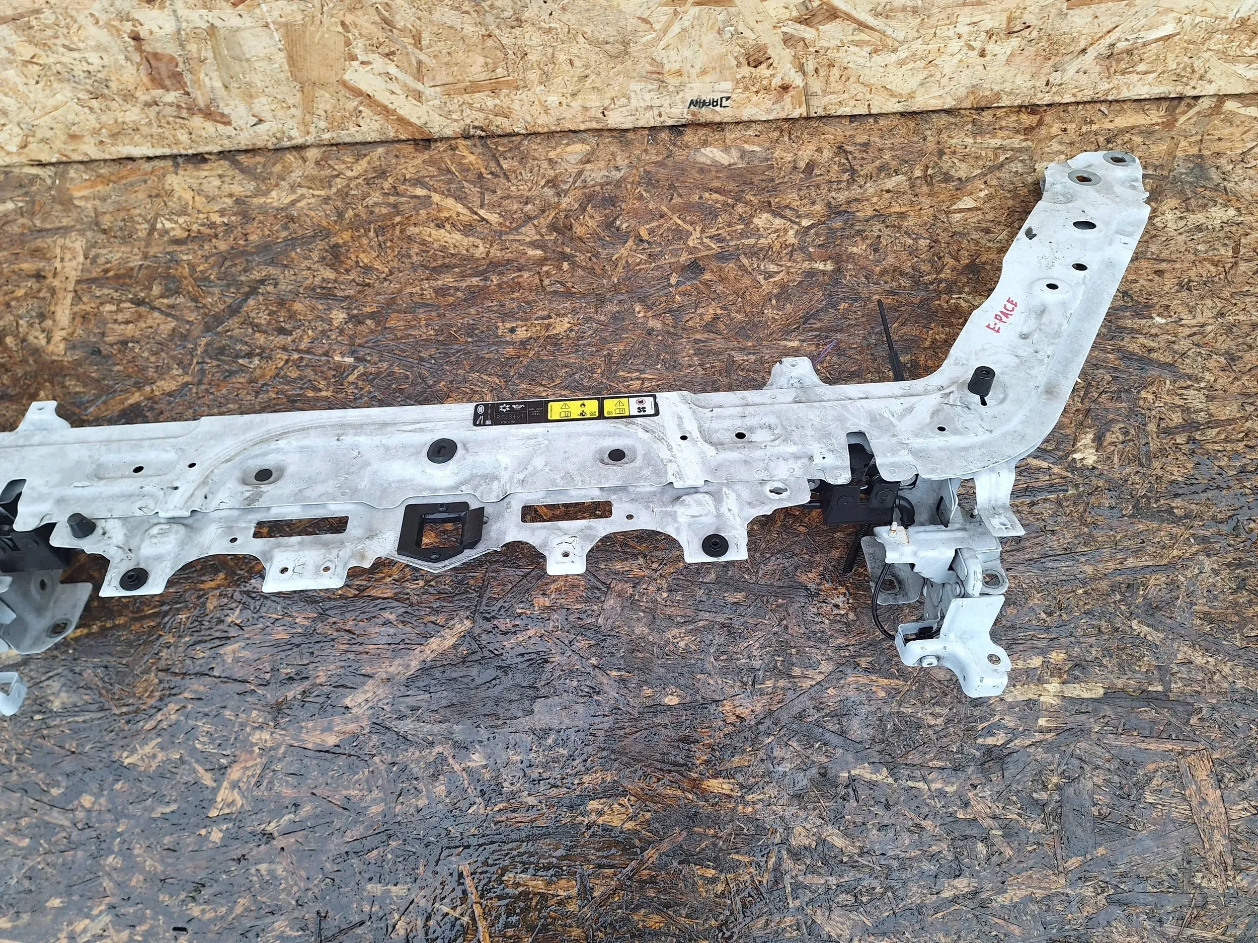 support panel for radiators zamkowy upper Jaguar E-Pace X540 17