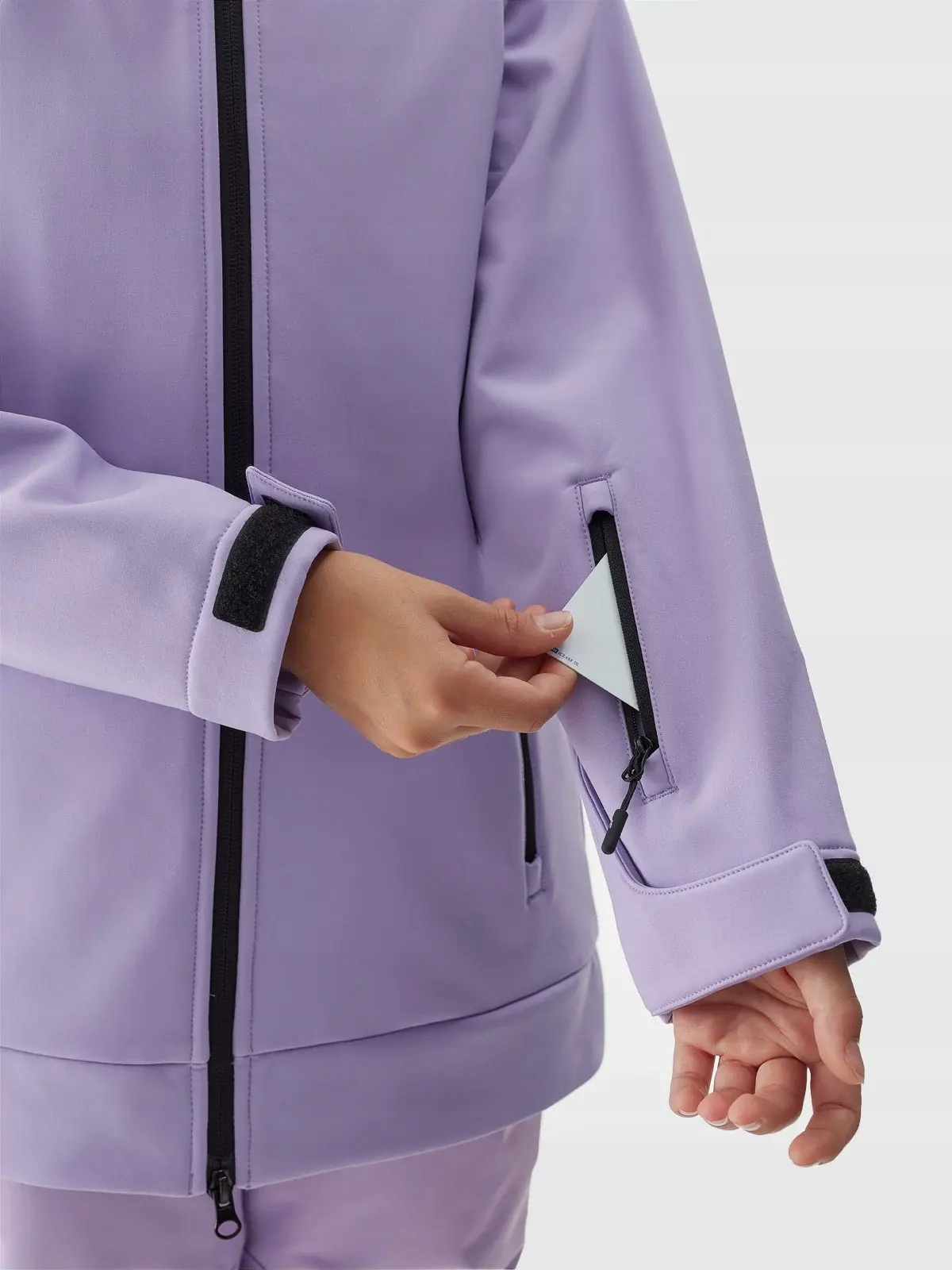 KURTKA DZIEWCZĘCA 4F SOFTSHELL PRZEJŚCIOWA Z KAPTUREM AW23F153 Zapięcie zamek