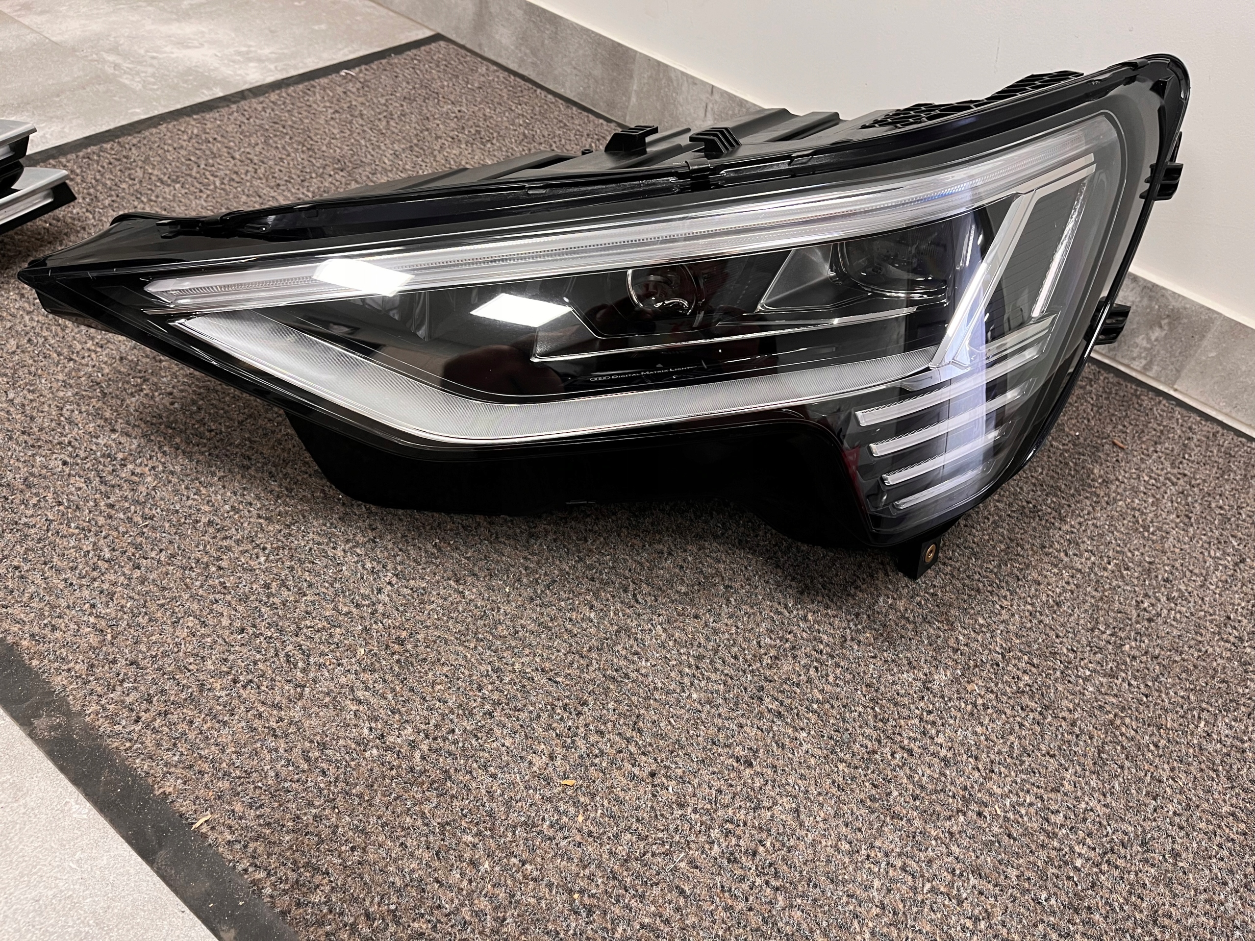 AUDI E-TRON 4KE LAMPA LEWA DIGITAL MATRIX LIGHT 4KE941035D