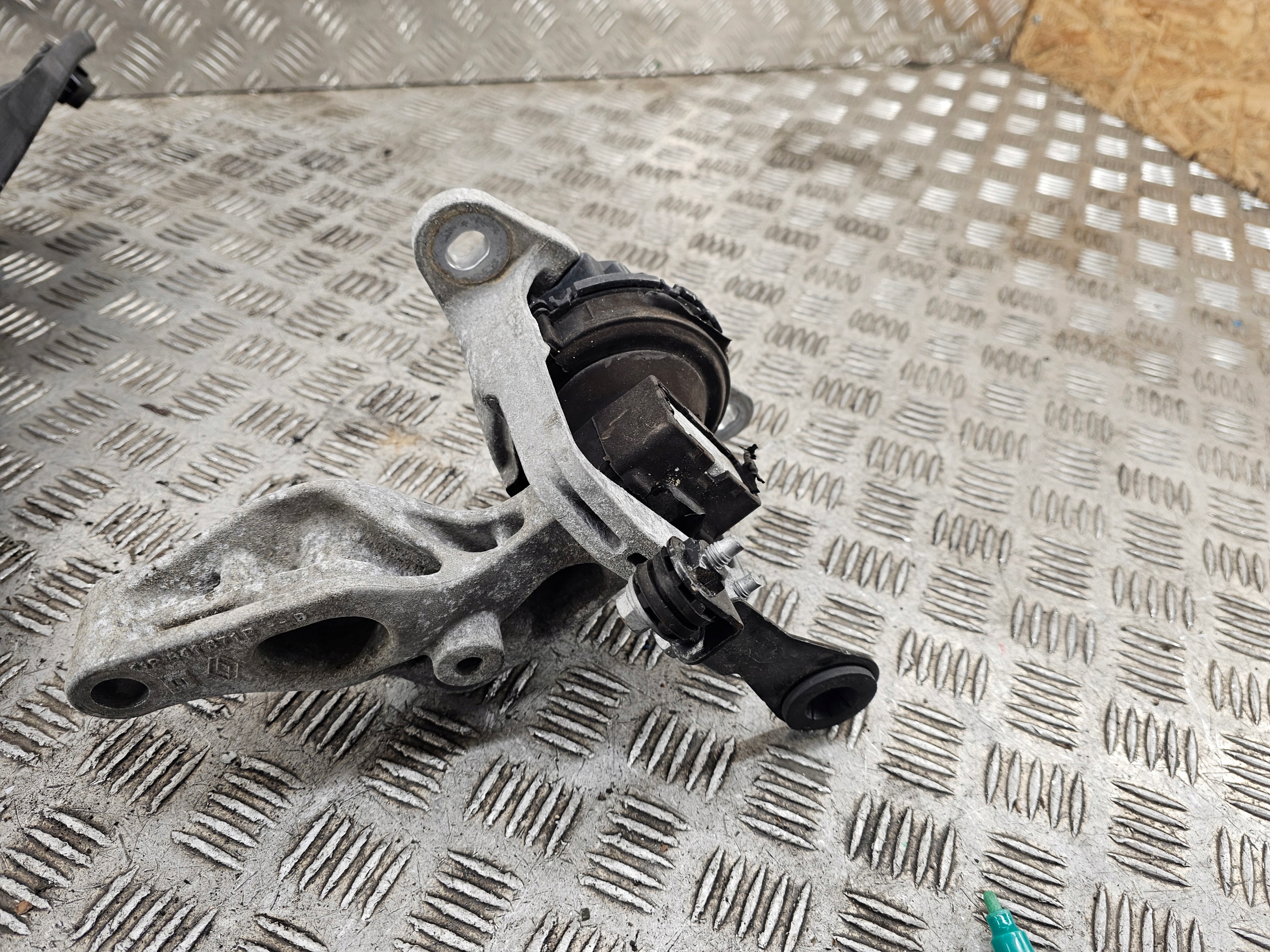 holder engine mount OPEL VIVARO B RENAULT TRAFIC 3 III