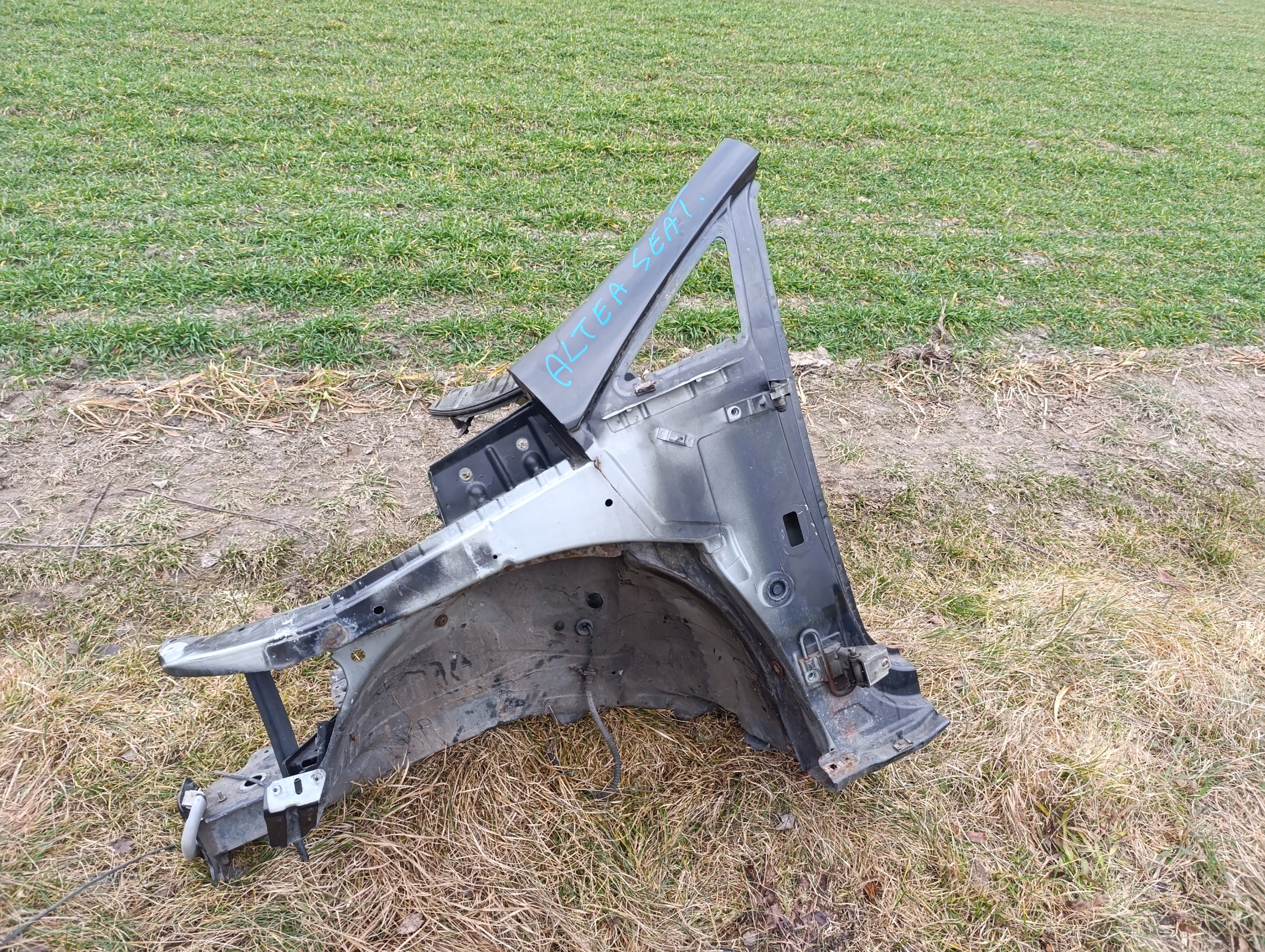 quarter left front left front seat altea LS9N