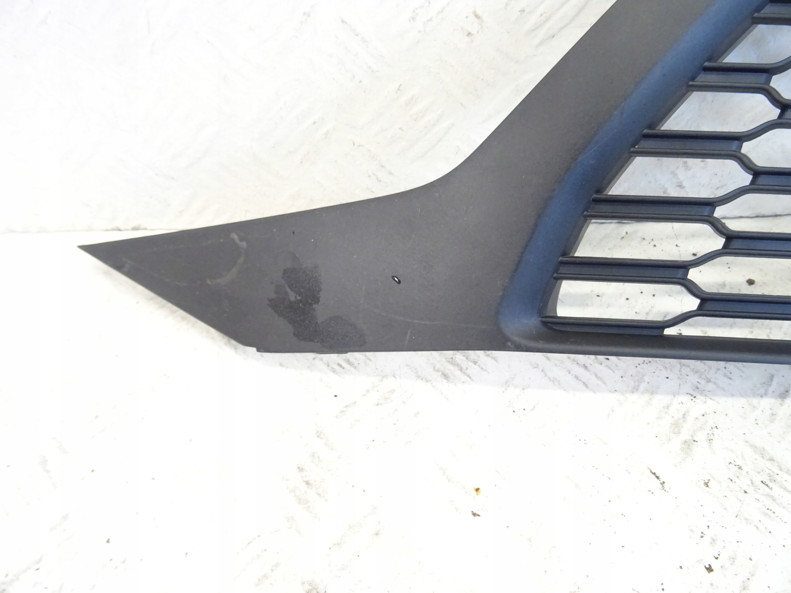 grid of a bumper front front left AUDI Q7 4M LIFT 4M0807681