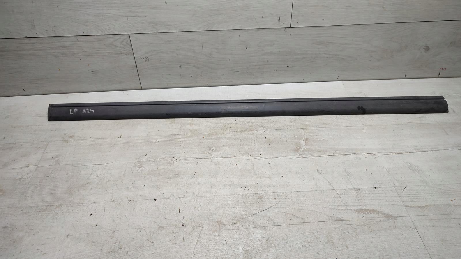 moulding door left front upper Mercedes w124