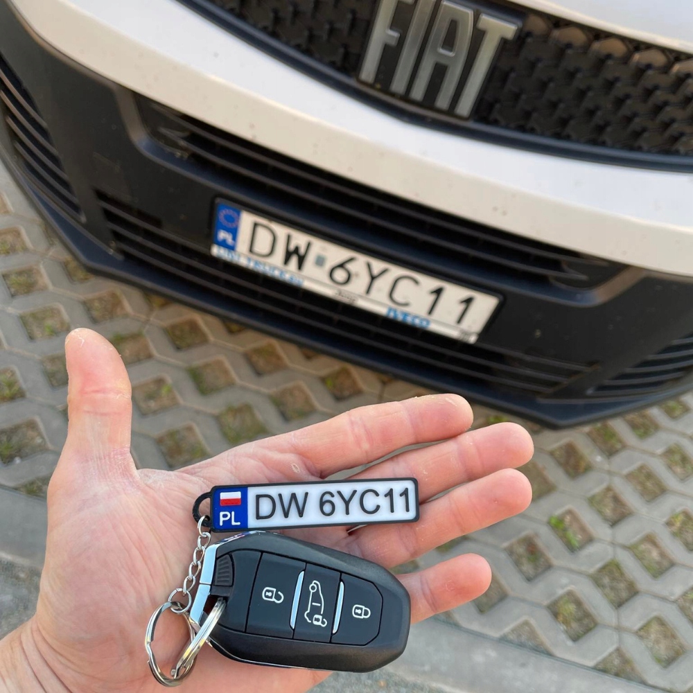 PERSONALIZOWANY BRELOK TABLICA REJESTRACYJNA Z TWOIM NAPISEM PREZENT EAN (GTIN) 5906702776302