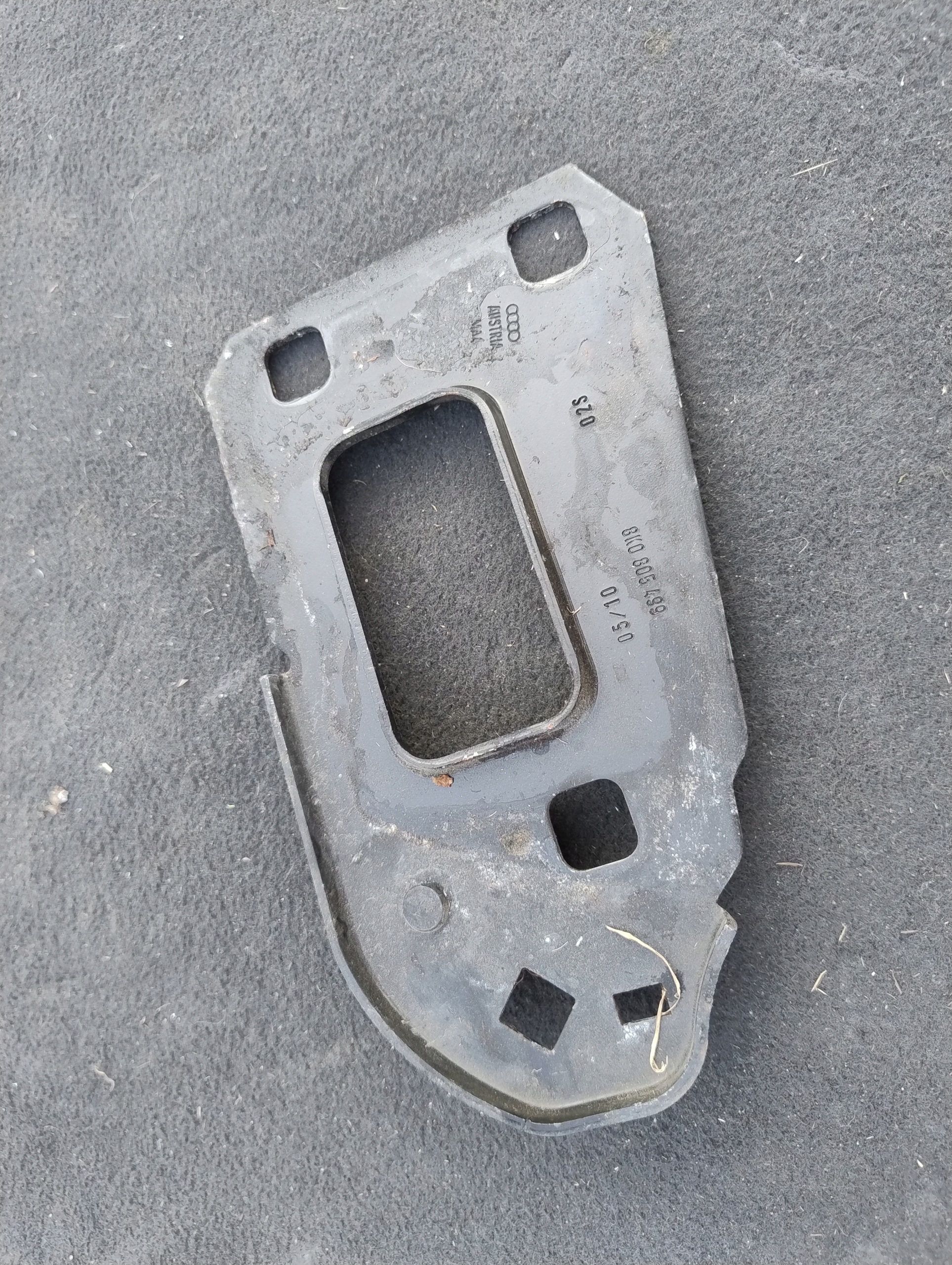 cover Ustalajaca supports siders left front Audi A4 B8 8K0805499