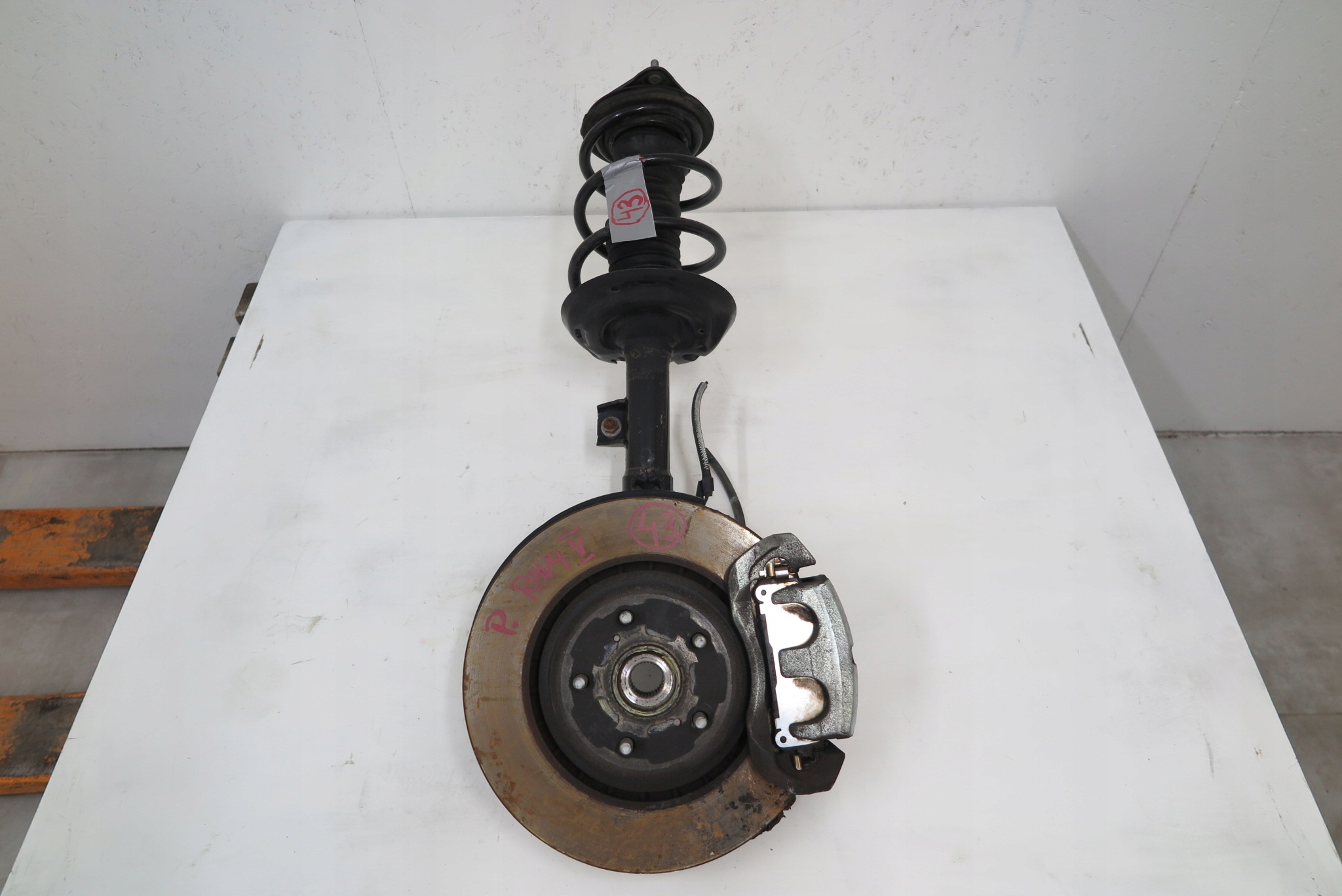 TOYOTA Rav4 В 2.5 ГІБРИД 2019- ЦАПФА МАКФЕРСОН АМОРТИЗАТОР ПРАВИЙ