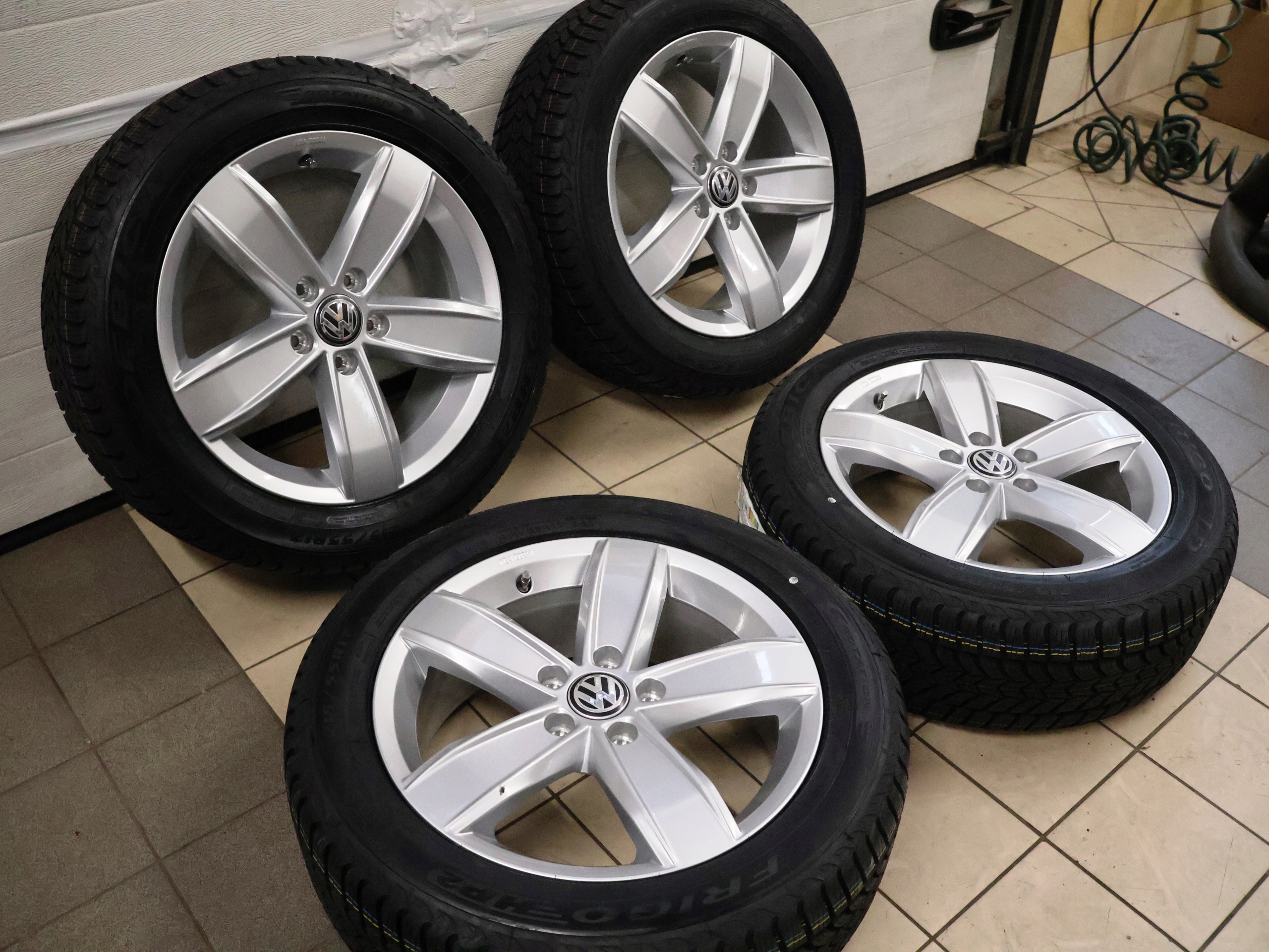VW TROC T-ROC KOŁA ZIMOWE 215/55R17 DĘBICA NOWE Rodzaj felg Aluminiowe