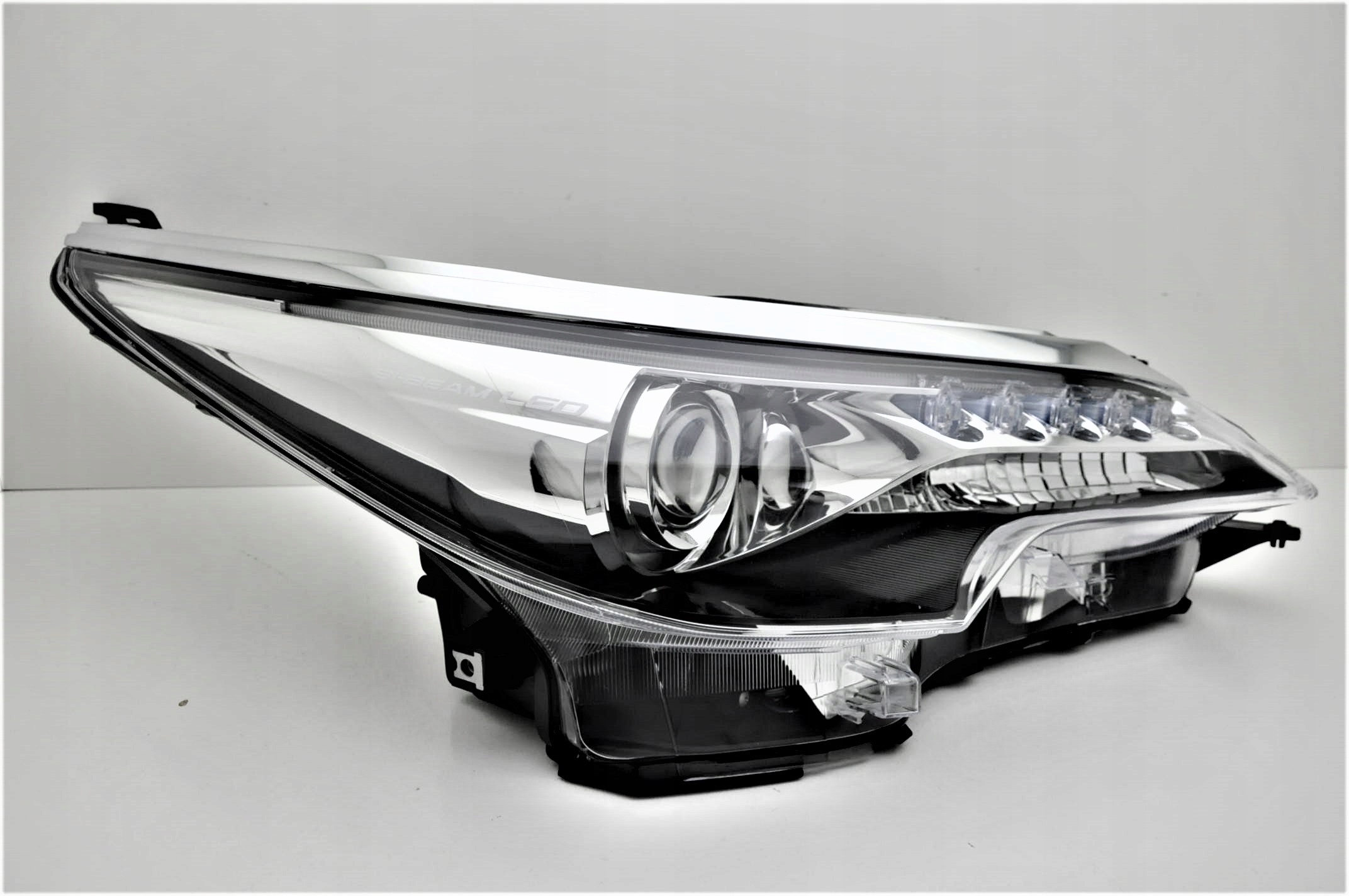 TOYOTA FORTUNER SW4 OD 2015- REFLEKTORY KOMPLET Typ samochodu Samochody osobowe