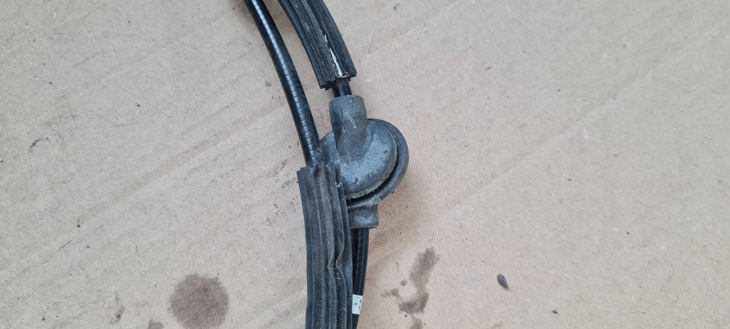 S4 B8 LIFT A4 Câble pour l’ouverture du capot Avant 8K1823535